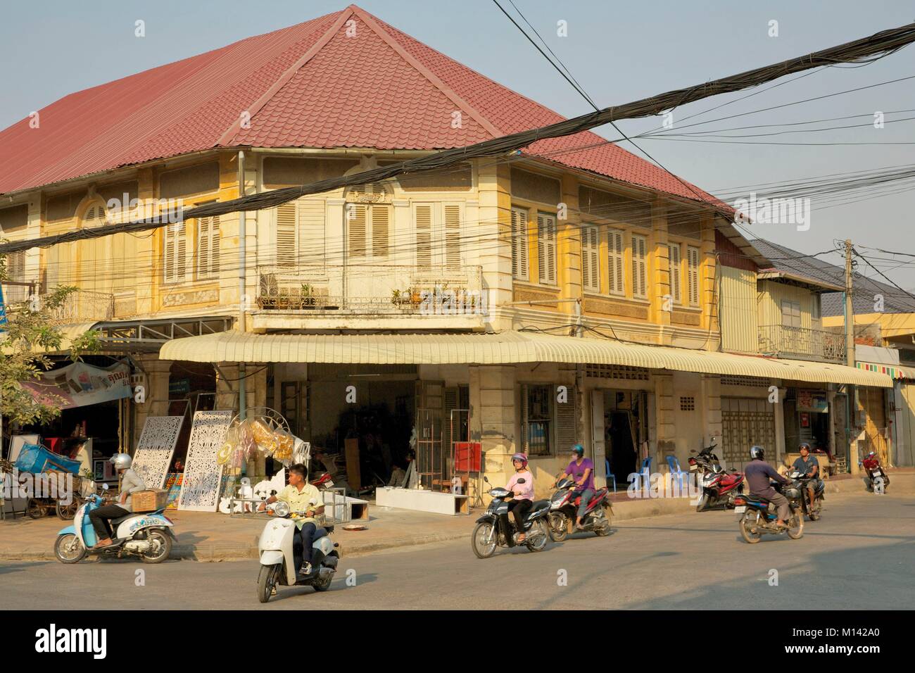 Kambodscha, Battambang, Roller vorbei vor der französischen kolonialen Gebäude in einer Straße durch elektrische Drähte gekreuzt Stockfoto