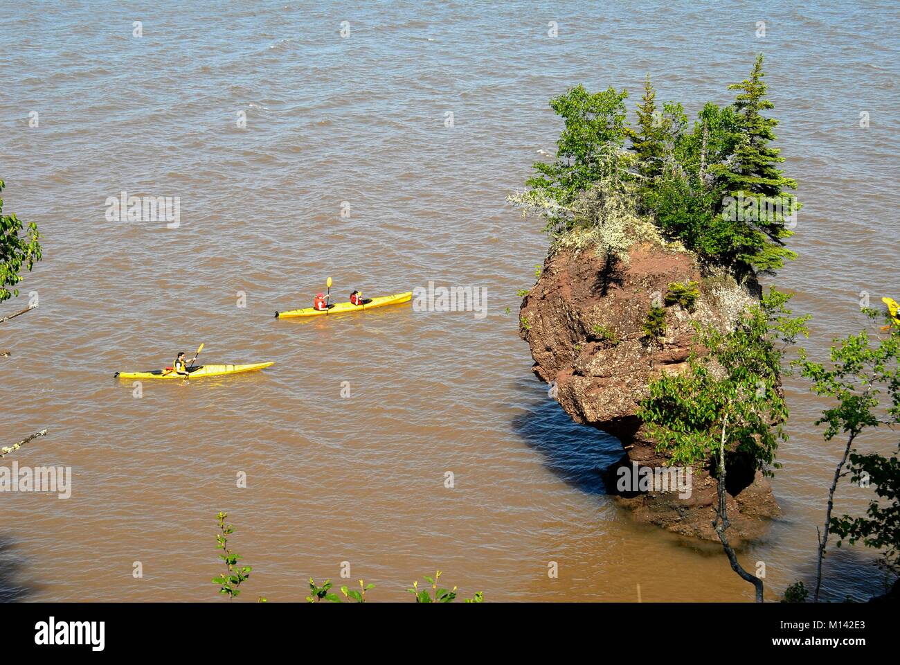 Kanada, New Brunswick, Bucht von Fundy, Hopewell Rocks, höchsten Gezeiten der Welt, Kajakfahren auf dem Meer Stockfoto