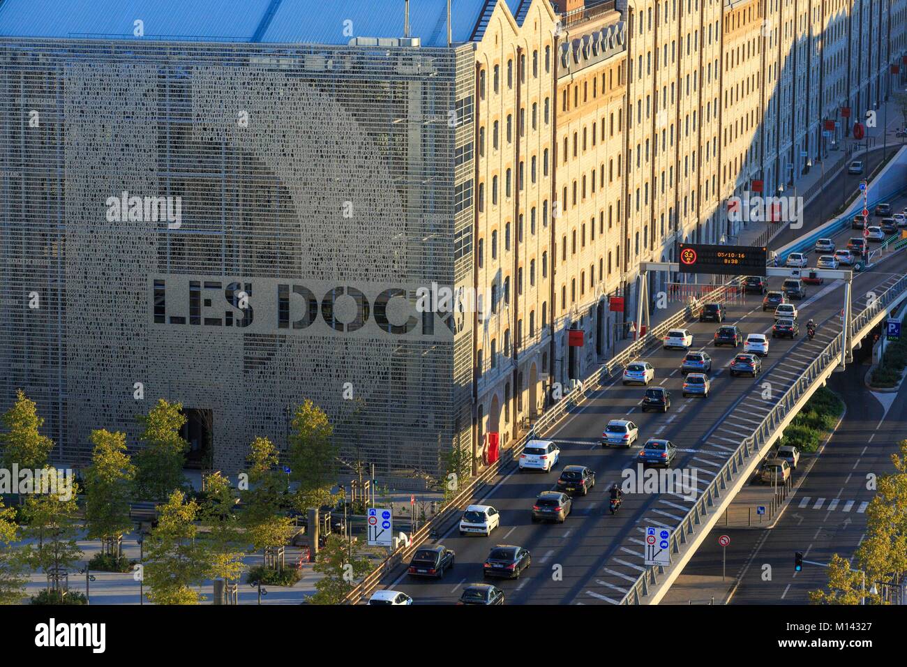 Frankreich, Bouches-du-Rhone, Marseille, euromediterranee Zone, La Joliette, Les Docks, Henri Verneuil Square, der Autobahn A55 aus dem Silo Stockfoto