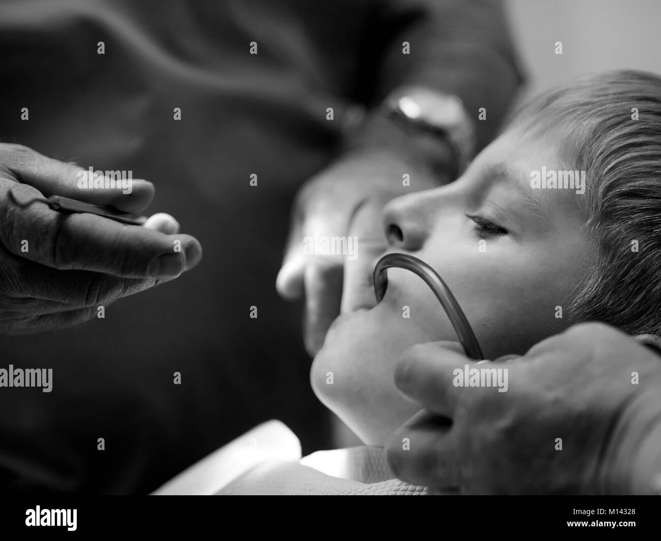 Zahnarzt heilt die Zähne der kaukasischen Jungen Stockfoto