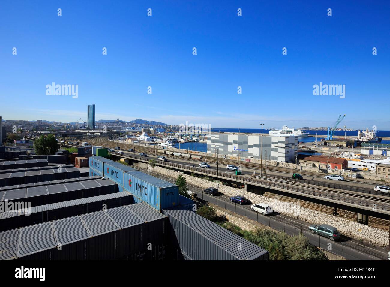 Frankreich, Bouches-du-Rhone, Marseille, euromediterranee Zone, Les Crottes Bezirk, Container, Madrague Straße und der A55 Autobahn, die CMA CGM Turm im Hintergrund Stockfoto