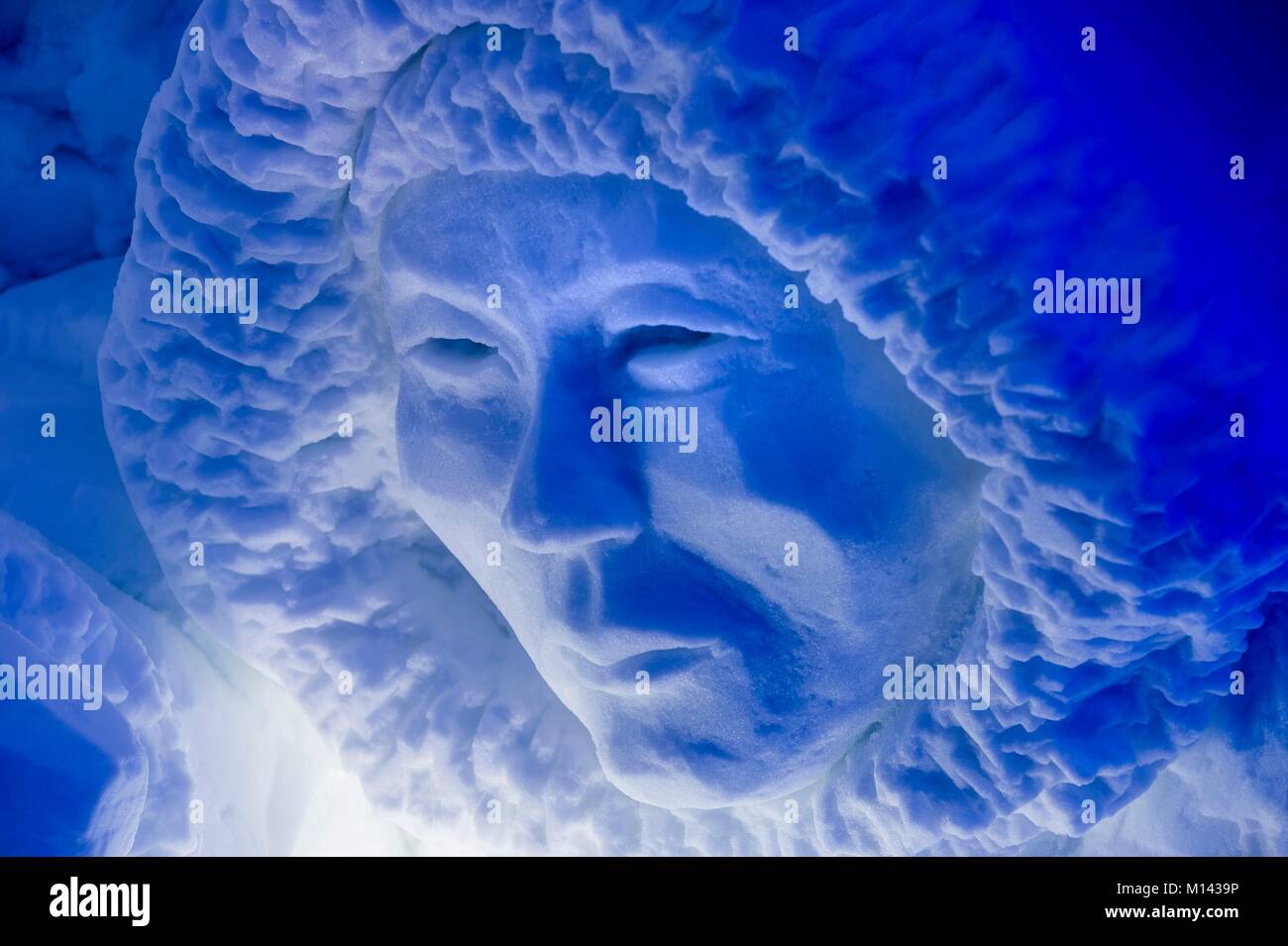 Frankreich, Savoyen, Tarentaise, Vanoise, Bögen 2000 Ski Resort, Porträt, Detail einer traditionellen Inuit fischen Szene im Schnee Wand der Iglu-dorf Skulptur Galerie, in der Wintersaison 2017-2018 Stockfoto