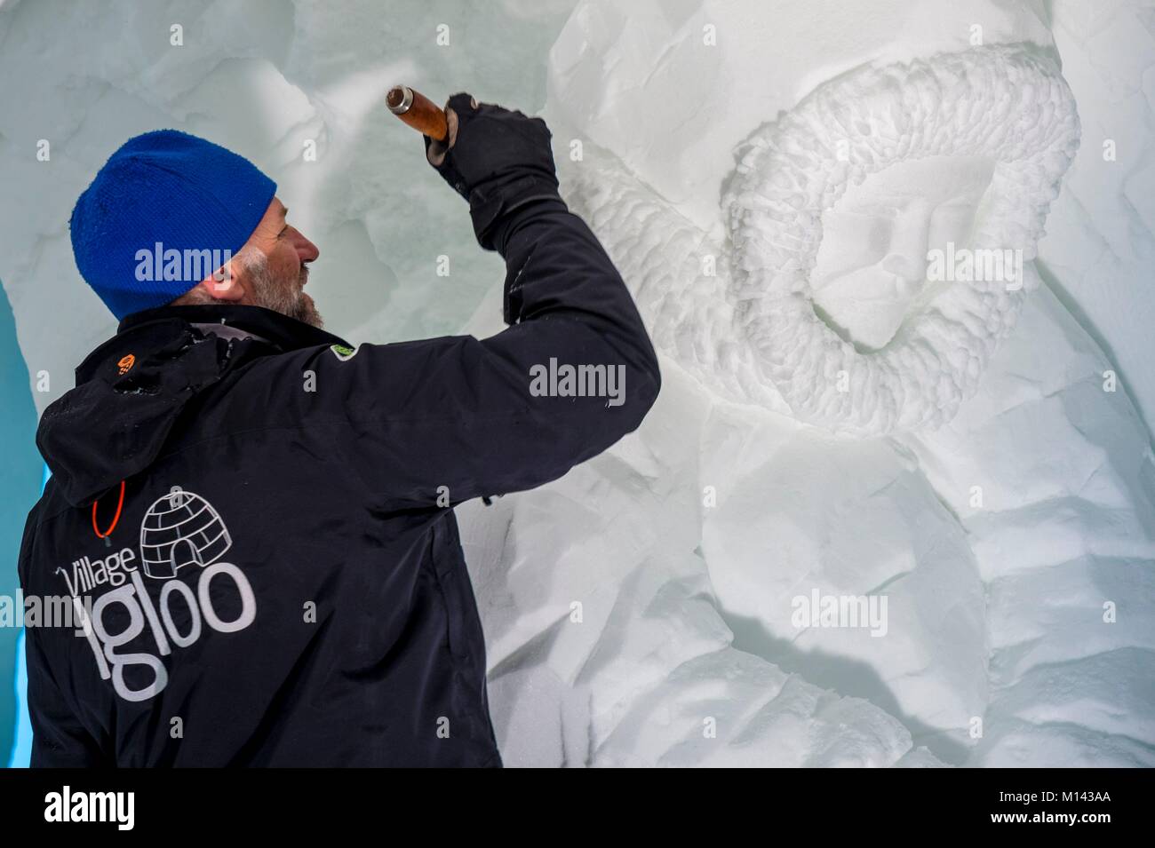 Frankreich, Savoyen, Tarentaise, Vanoise, Bögen 2000 Ski Resort, Jean-Claude BONHOMME formt ein Detail einer traditionellen Inuit fischen Szene im Schnee Wand der Iglu-dorf Skulptur Galerie, in der Wintersaison 2017-2018 Stockfoto