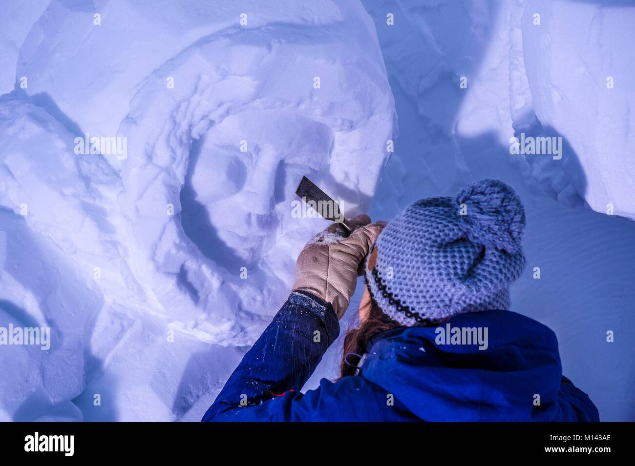 Frankreich, Savoyen, Tarentaise, Vanoise, Bögen 2000 Ski Resort, Manon CHERPE formt eine traditionelle Inuit fischen Szene im Schnee Wand der Iglu-dorf Skulptur Galerie, in der Wintersaison 2017-2018 Stockfoto