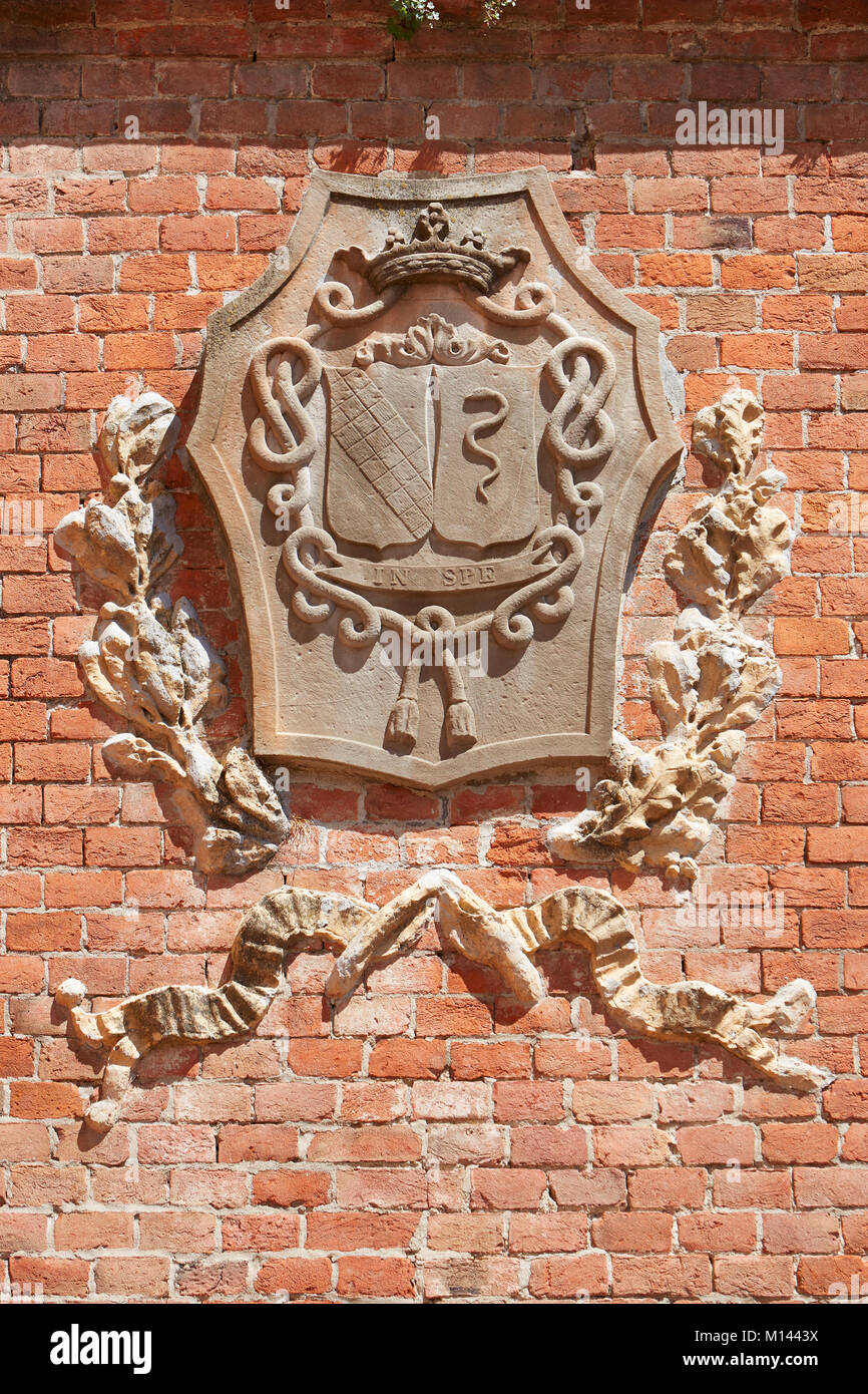 Barolo mittelalterlichen Burg Wappen auf rotem Ziegel Wand an einem sonnigen Sommertag in Barolo, Italien Stockfoto