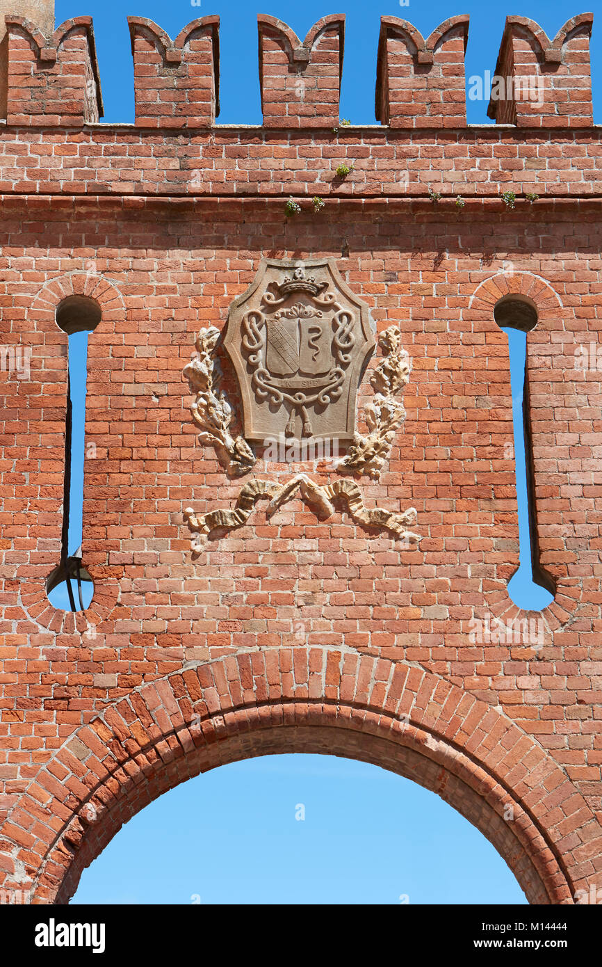 Barolo mittelalterlichen Burg Eingang arch in roten Ziegeln mit Wappen in Barolo, Italien Stockfoto