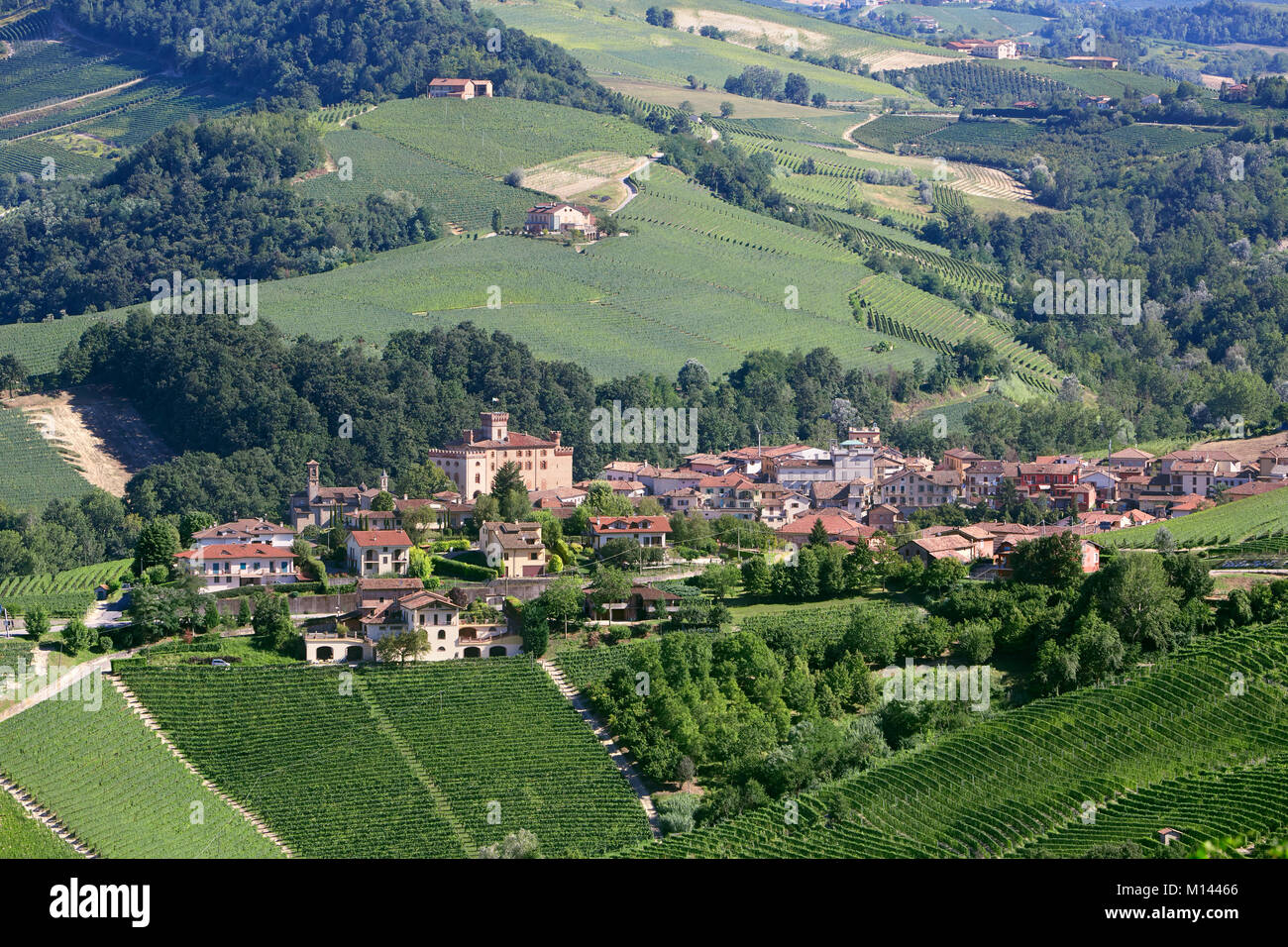 Barolo mittelalterliche Stadt in Piemont Luftaufnahme, Norditalien Hügel Stockfoto