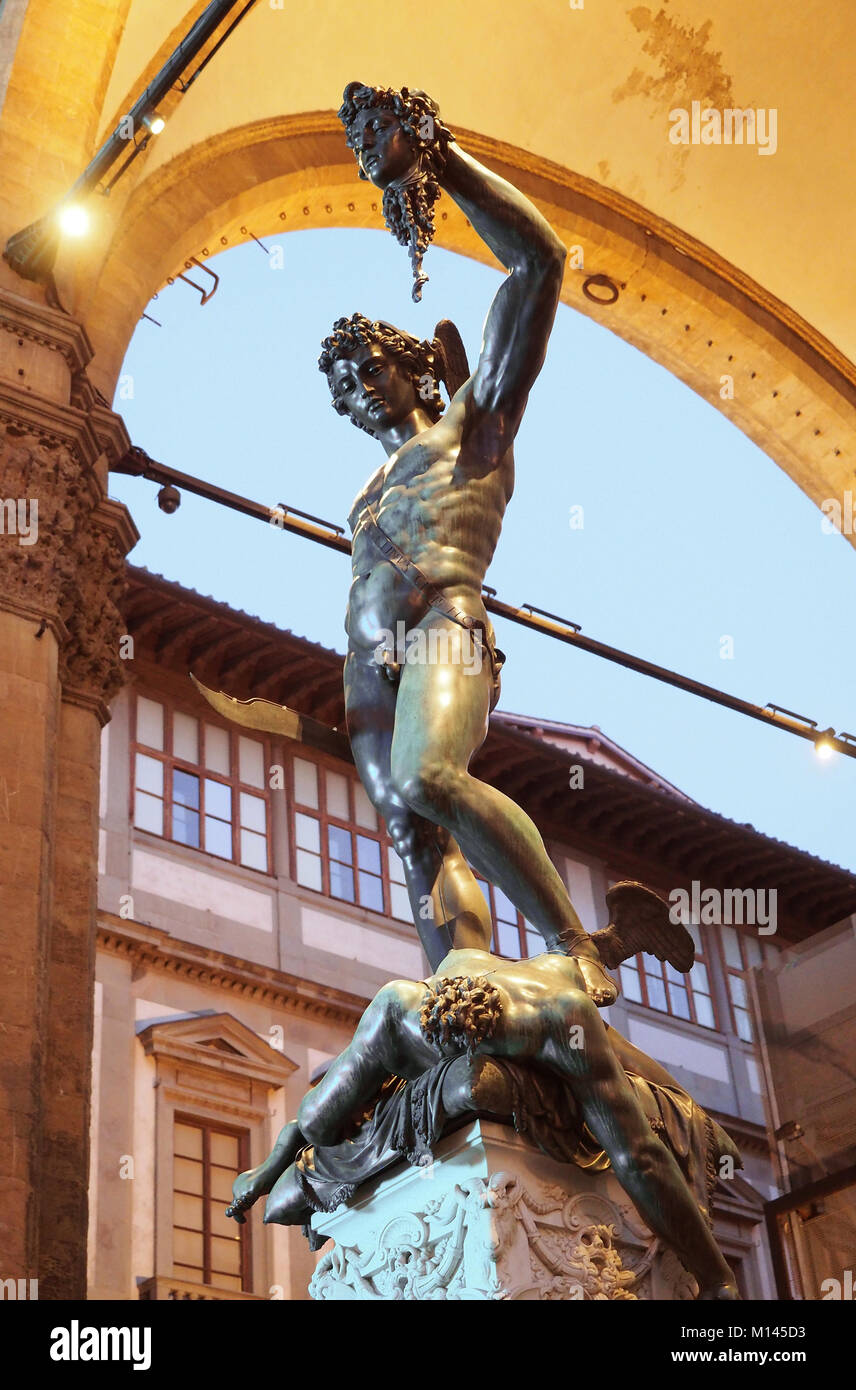 Palazzo Vecchio, das Alte Schloss, die Loggia dei Lanzi, rechts außen Uffizien, Statue Benvenuto Cellini Perseus mit dem Haupt der Medusa Stockfoto