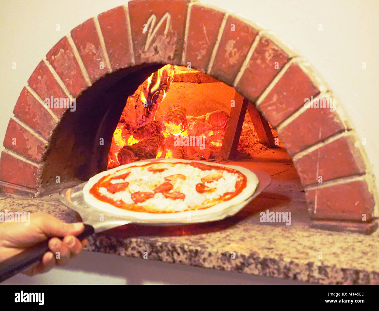 Europa, Italia, Pizzeria, Pizza vor einem Holzofen Stockfoto
