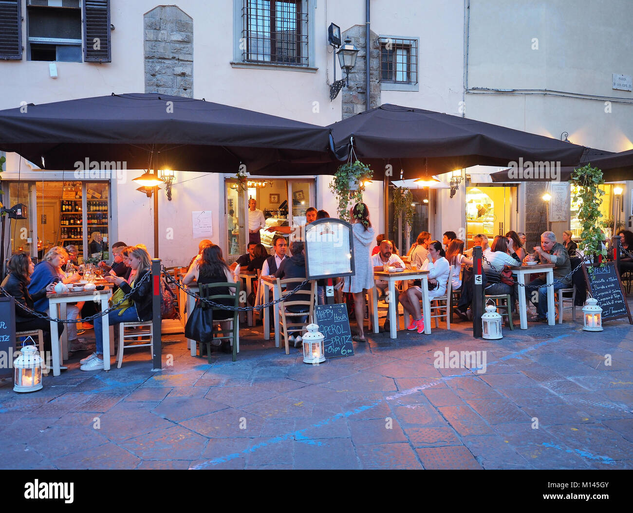 Europa, Italien, Toskana, Florenz, Restaurant, Speisesaal, Bar in der Altstadt Stockfoto