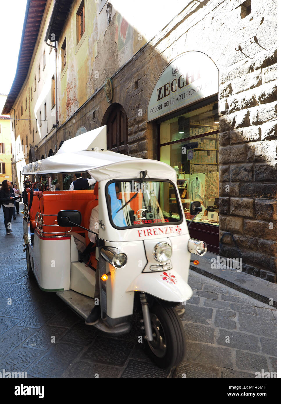 Europa, Italien, Toskana, Florenz, touristischen Besuch der Altstadt von Ape car Stockfoto