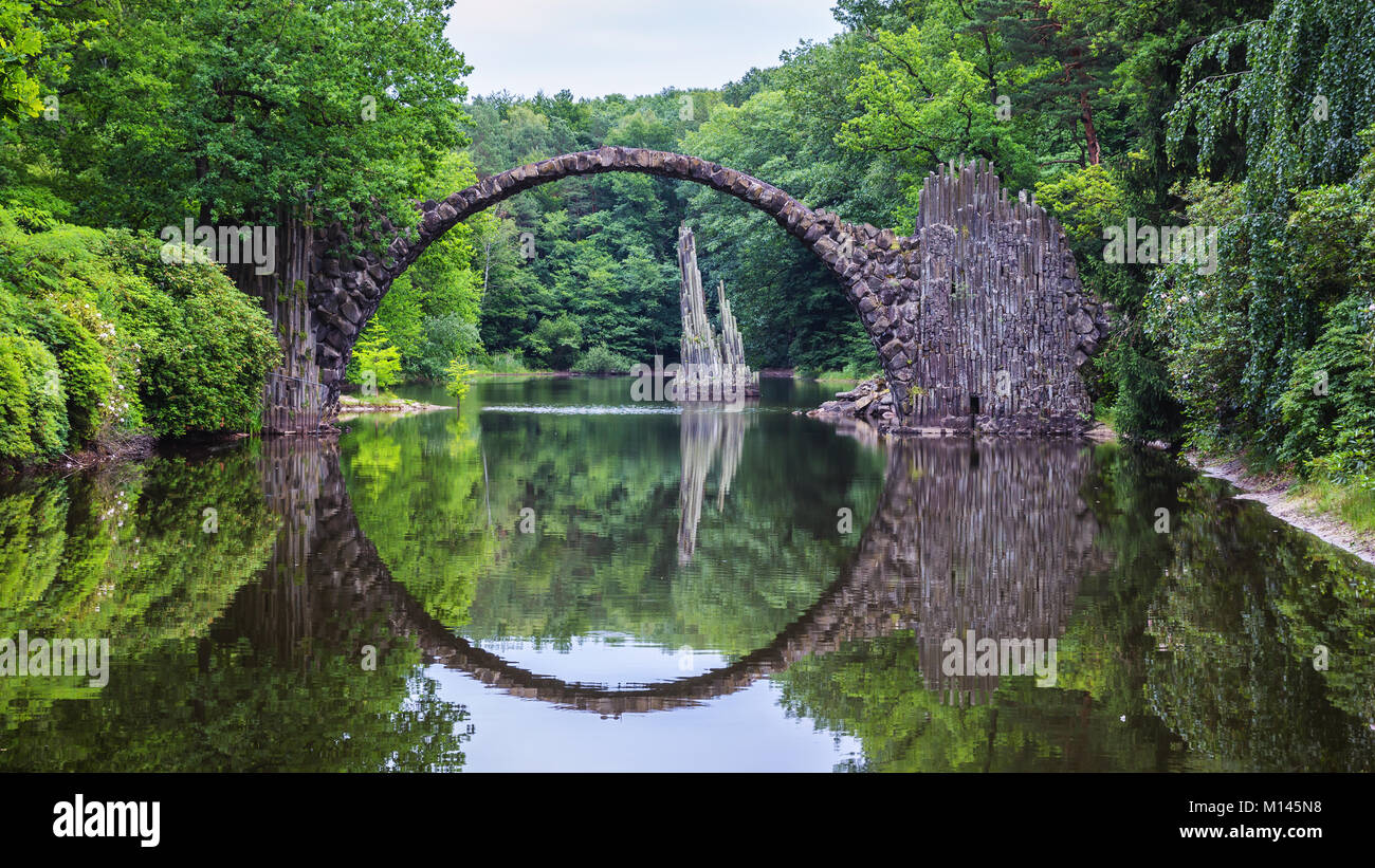 Rakotz Brücke (Rakotzbrucke) auch als Devil's Bridge in Kromlau, Deutschland bekannt. Reflexion der Brücke im Wasser einen vollen Kreis zu erstellen. Stockfoto