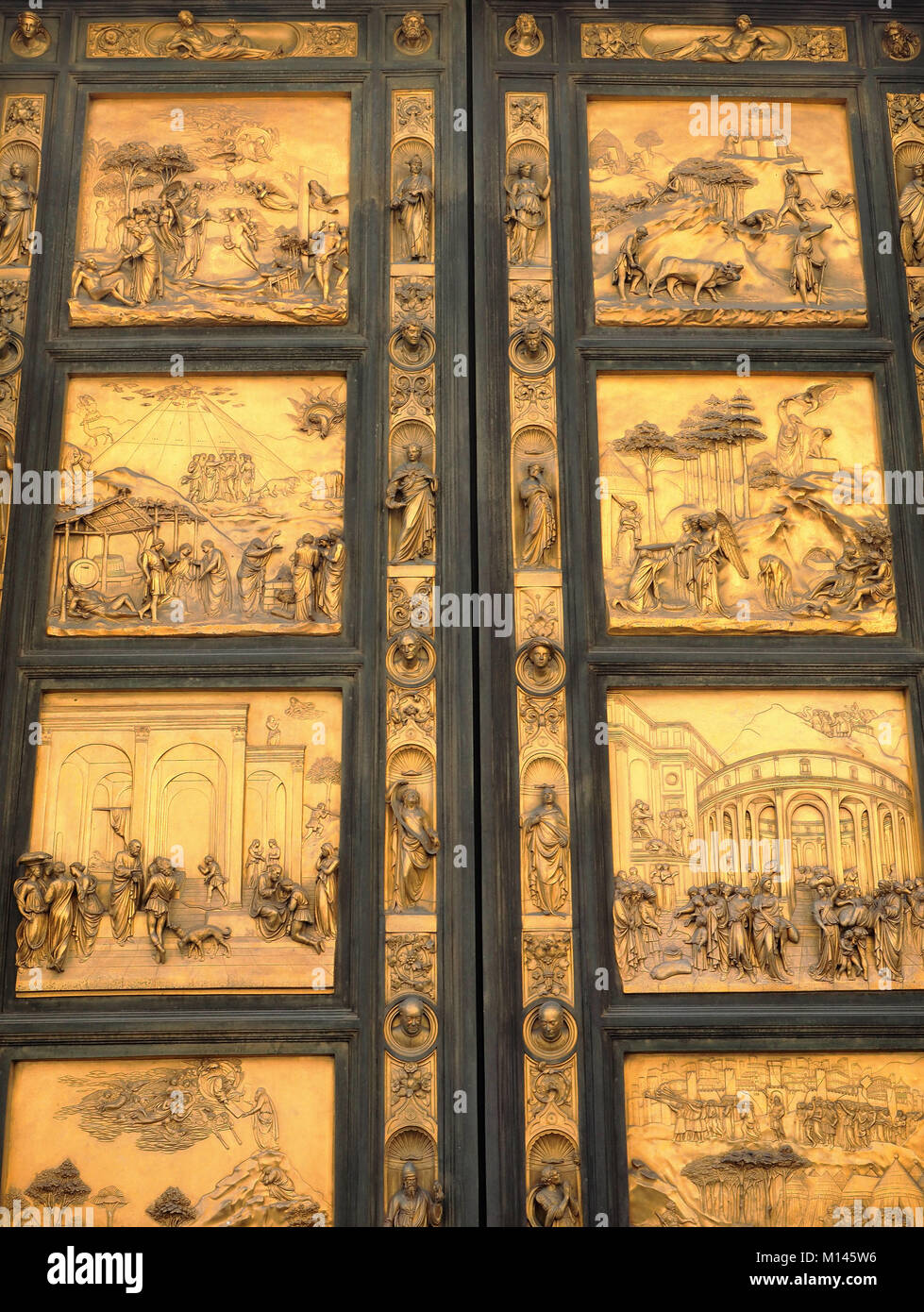 Europa, Italien, Toskana, Florenz, in der Nähe von Türen im Baptisterium San Giovanni Stockfoto