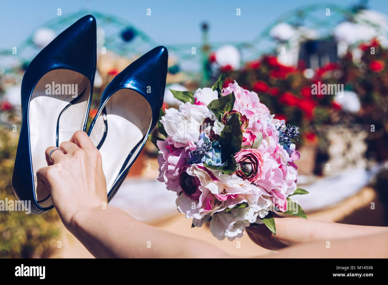 Braut holding Bouquet und blaue Schuhe Stockfoto