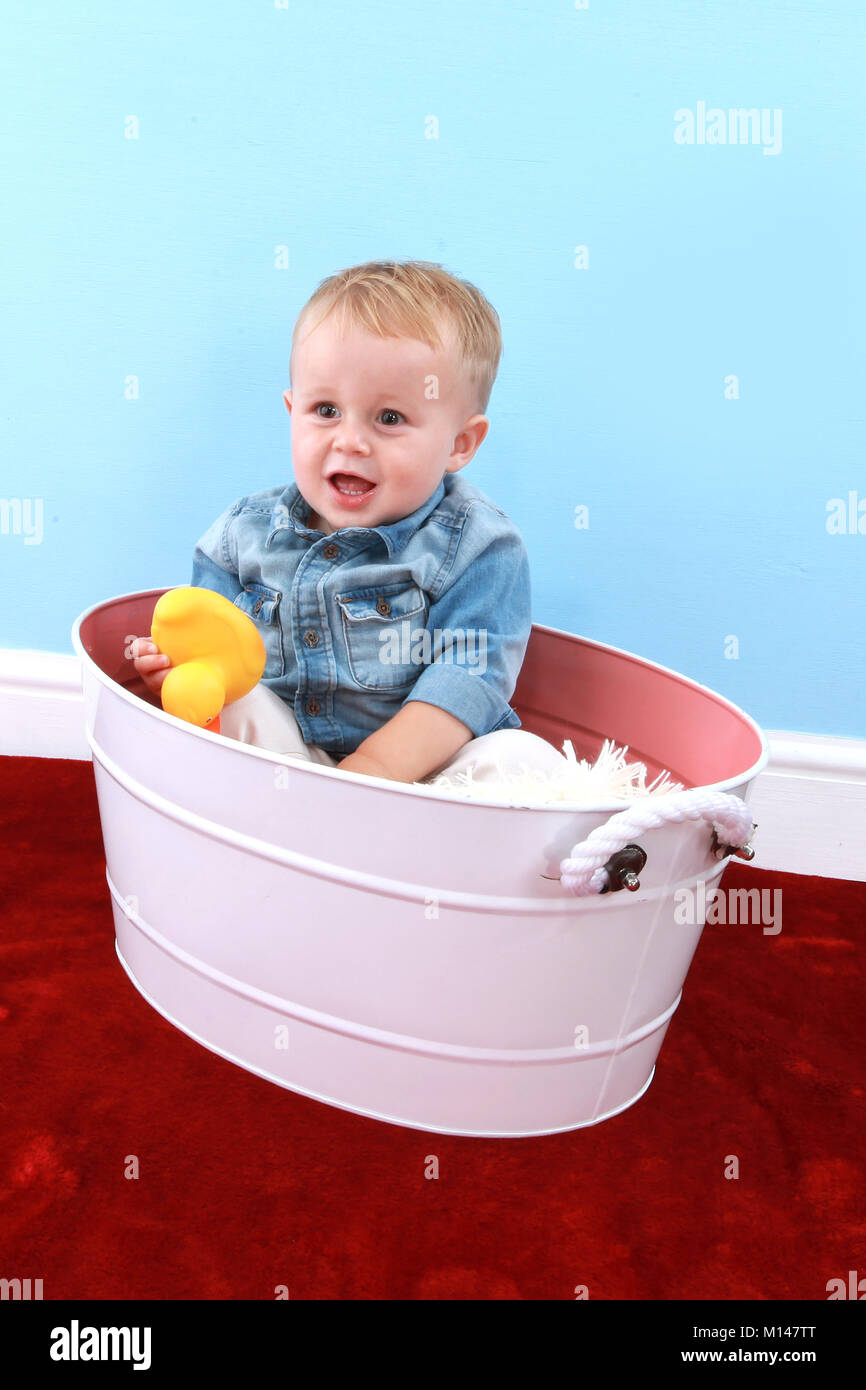 Kind 19 Monate Sehr Anstrengend Soziale entwicklung sensorischen genuss -Fotos und -Bildmaterial in