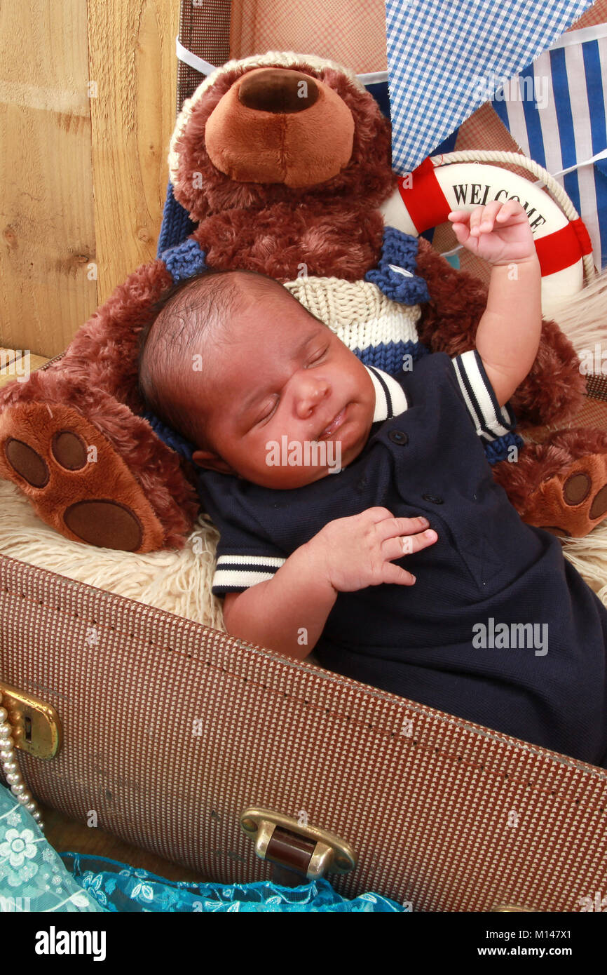 Neugeborene 3 Woche alt gemischt Rennen baby boy gemütliche Schlaf Stockfoto