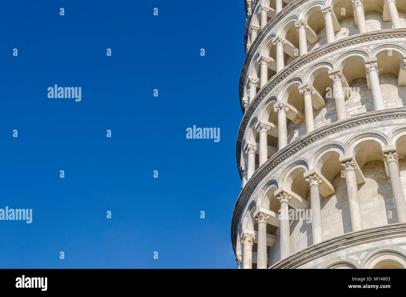 Foto von einem Fragment des Wal des Turms von Pisa auf einem klaren blauen Himmel Hintergrund mit leeren Leerzeichen Stockfoto