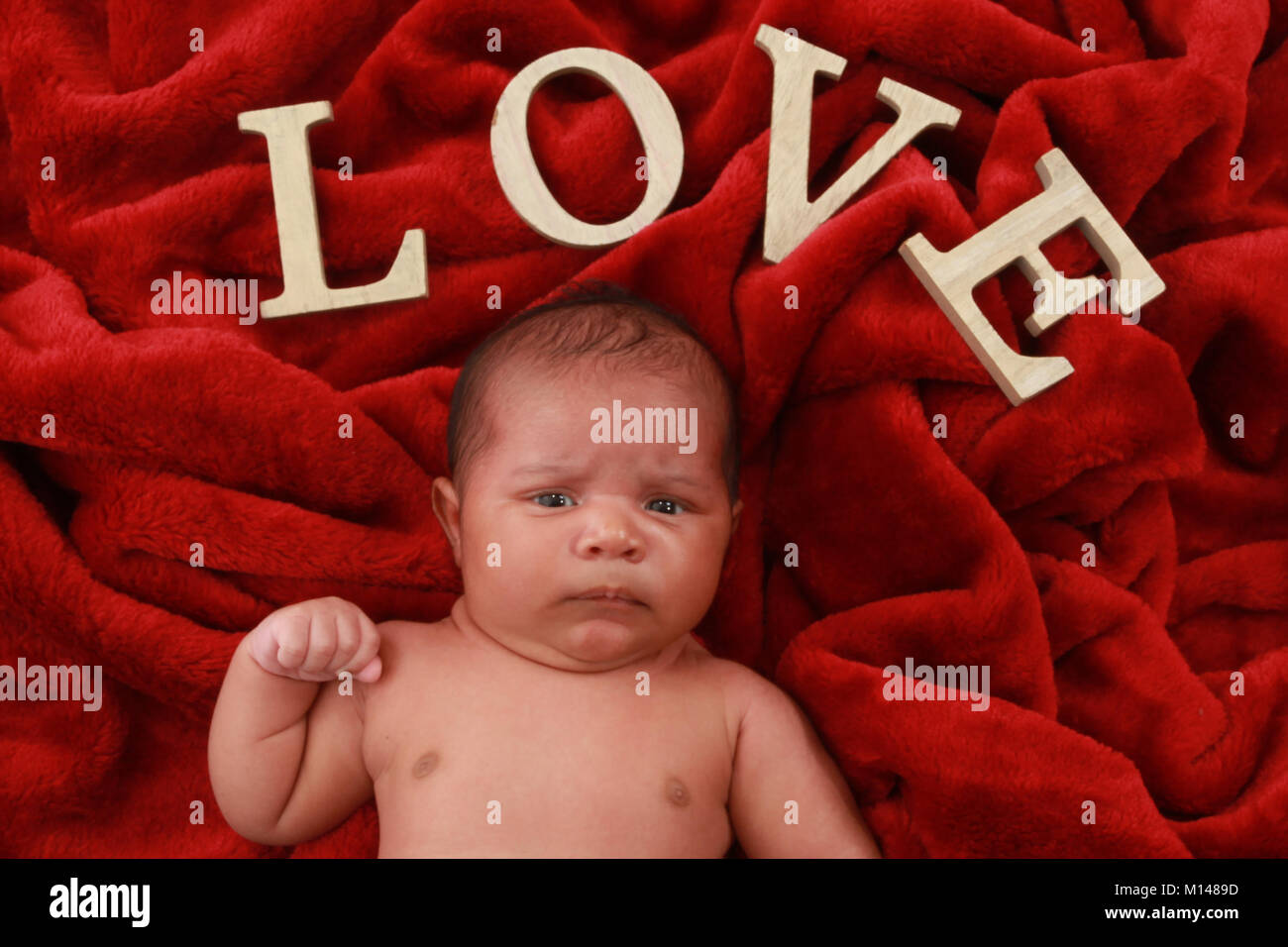 Neugeborene 3 Woche alt gemischt Rennen baby boy gemütlich im Kinderzimmer Stockfoto