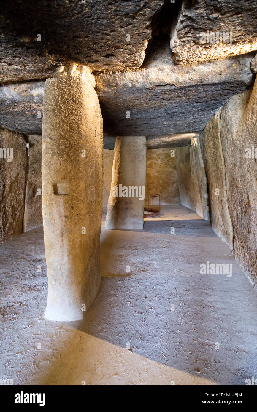 Innenraum der größten steinzeitlichen Dolmen in Europa, Dolmen de Menga, Antequera, Malaga, Andalusien, Spanien. Stockfoto