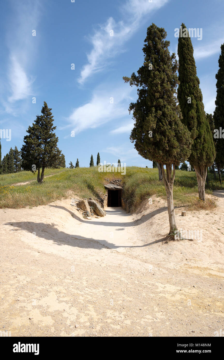Eingang zu den Viera Bronzezeit megalithischen Dolmen (Grabkammer) Dolmen de Viera, Antequera, Malaga, Andalusien, Spanien. Stockfoto