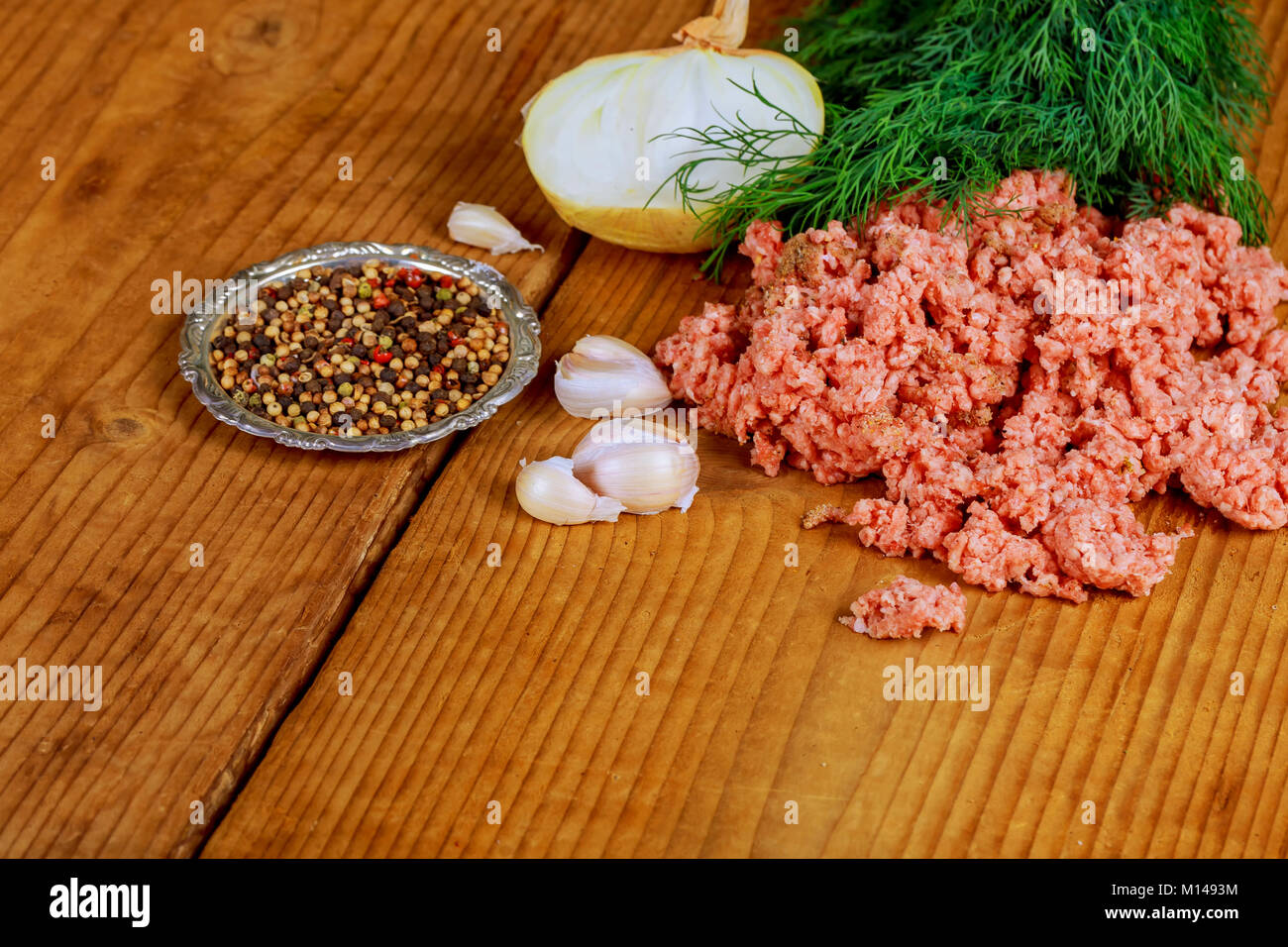 Rohes Fleisch Füllung mit Hackfleisch mit Gewürzen Pfeffer Knoblauchsalz Stockfoto