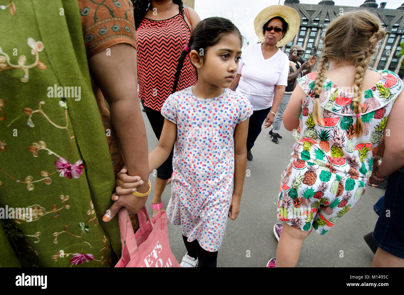 London, England, UK. Junge asiatische Mädchen die Hand ihrer Mutter Holding auf die Westminster Bridge Stockfoto
