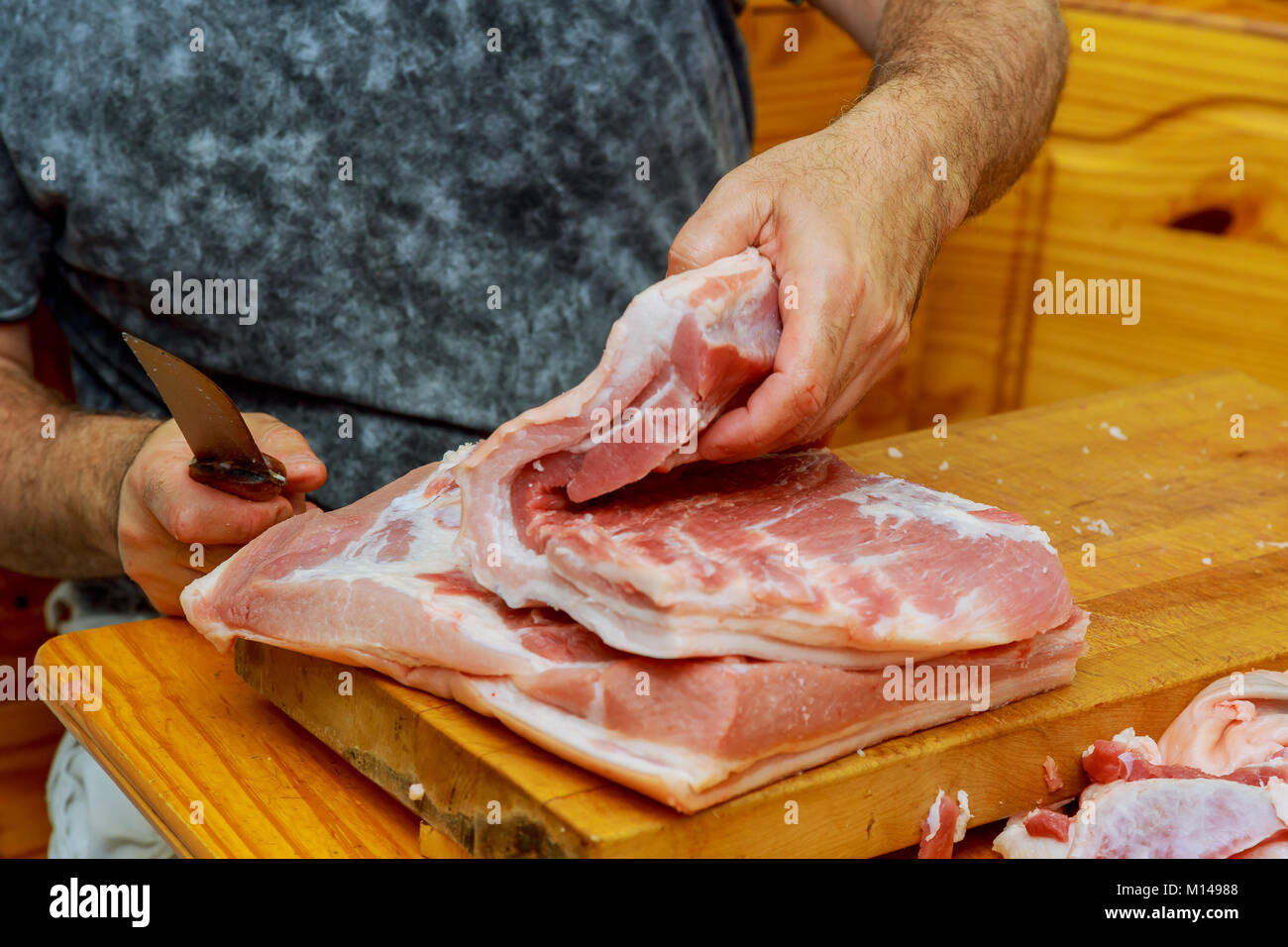 Mittelteil der Metzger schneiden von Fleisch mit Cleaver im Shop Stockfoto