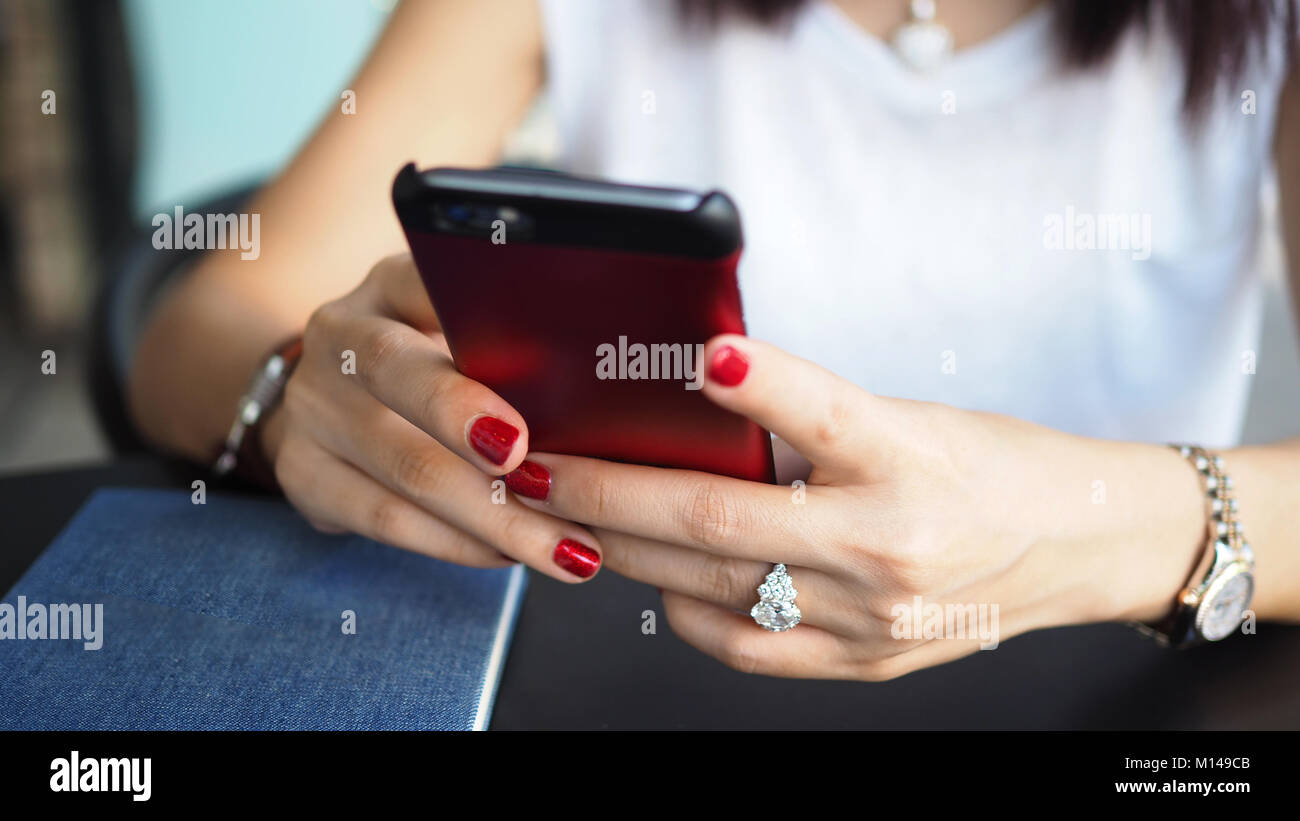 Frau mit smart phone mit Diamond Ring und Luxus ansehen. Stockfoto