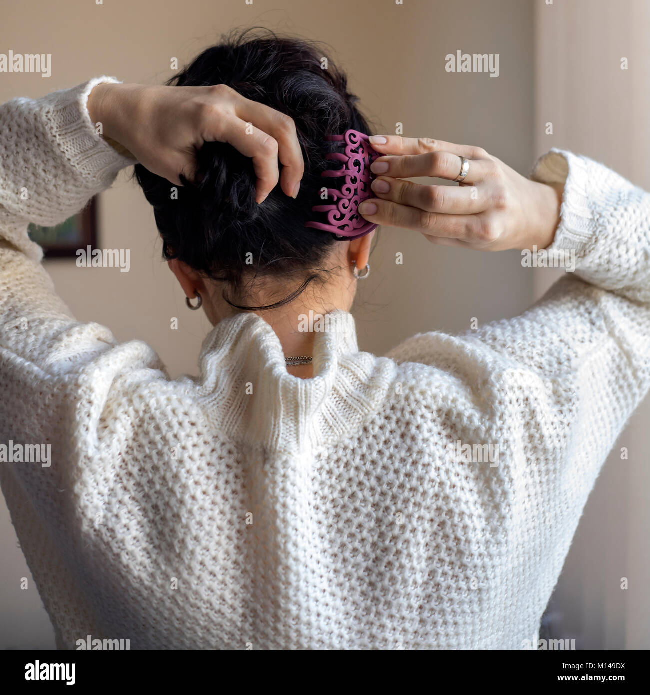 Frau ihr Haar mit einem Haar clip Stockfoto