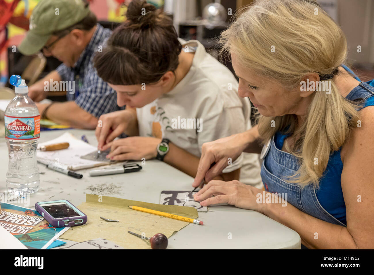 Tucson, Arizona - Teilnehmer in einem Workshop blockieren den Druck erfahren wollen, schnitzwerkzeuge und Drucktechniken. Der Workshop war eine Schule der Stockfoto