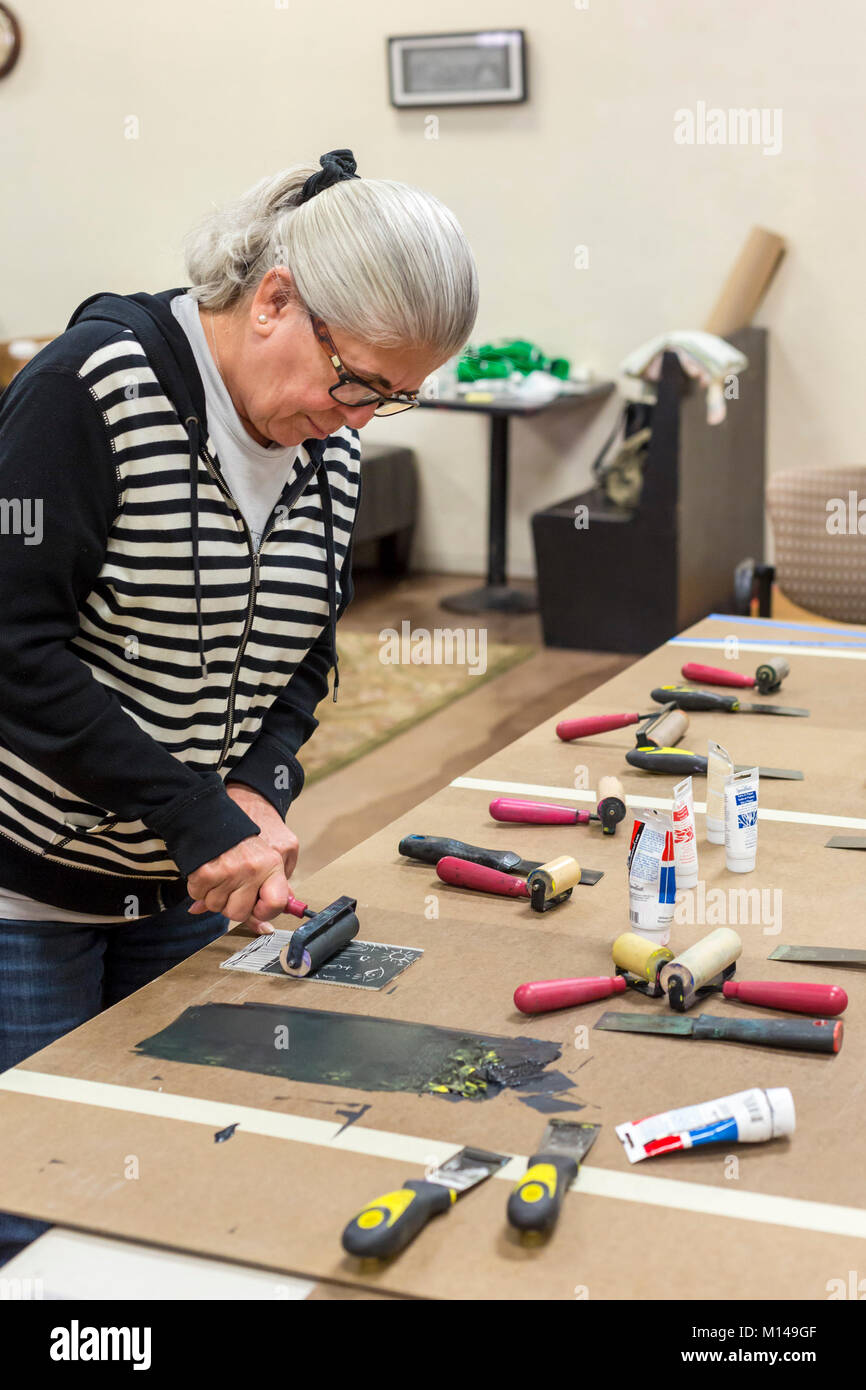 Tucson, Arizona - Teilnehmer in einem Workshop blockieren den Druck erfahren wollen, schnitzwerkzeuge und Drucktechniken. Der Workshop war eine Schule der Stockfoto