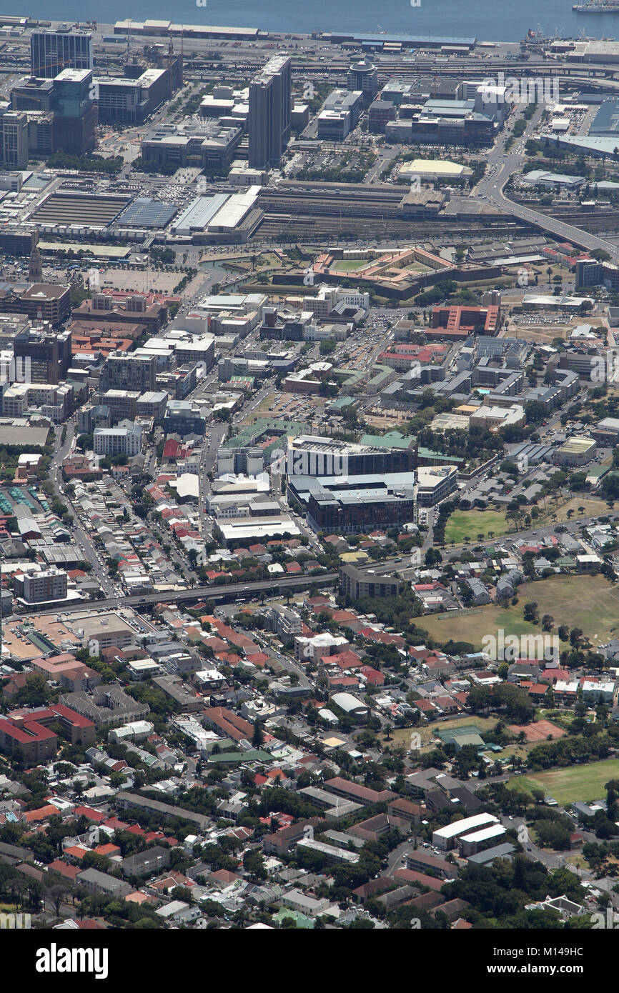 Blick auf Kapstadt Zentrum, Bahnhof, Hafen, Nelson Mandela Blvd und F W De Klerk Blvd vom Tafelberg, Western Cape, Südafrika. Stockfoto