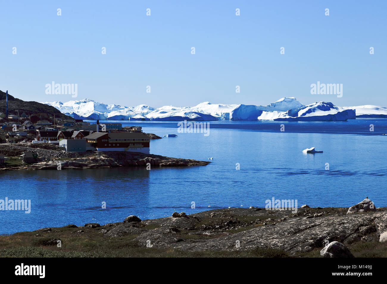 Eisberge schwimmen im Wasser in der Nähe der Stadt Ilulissat früher Jakobshavn oder Jacobshaven, westlichen Grönland Stockfoto