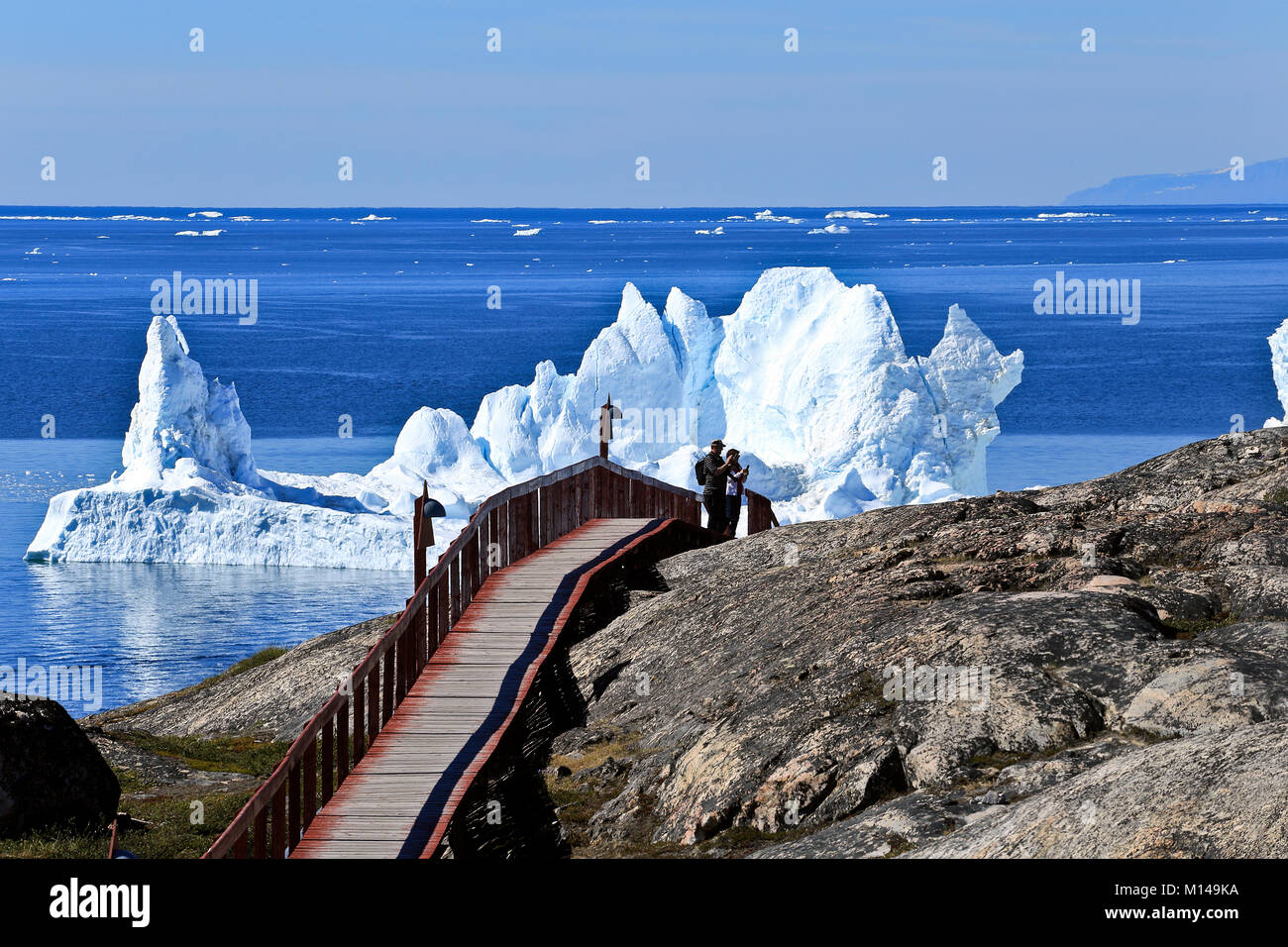 Eisberge schwimmen im Wasser in der Nähe der Stadt Ilulissat früher Jakobshavn oder Jacobshaven, westlichen Grönland Stockfoto