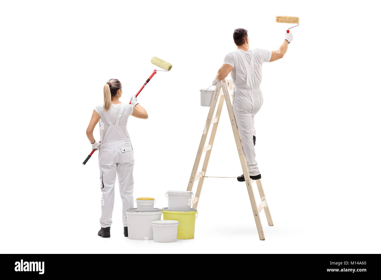Malerin und ein männlicher Maler kletterte auf eine Leiter Malerei auf weißem Hintergrund Stockfoto