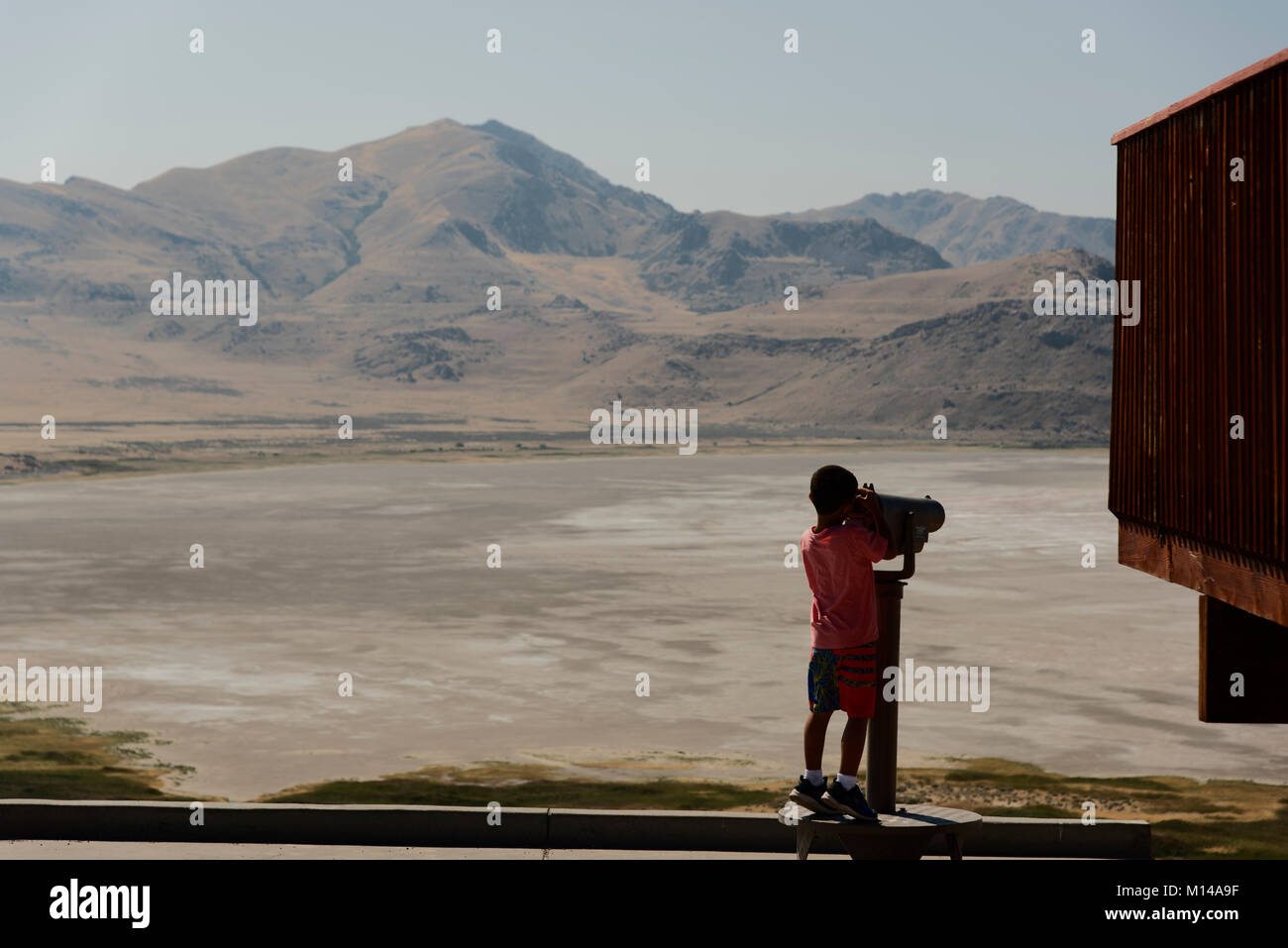 Ein Junge mit einem Umfang der Great Salt Lake von White Rock Bay, Antelope Island, Utah, USA zu sehen. Stockfoto
