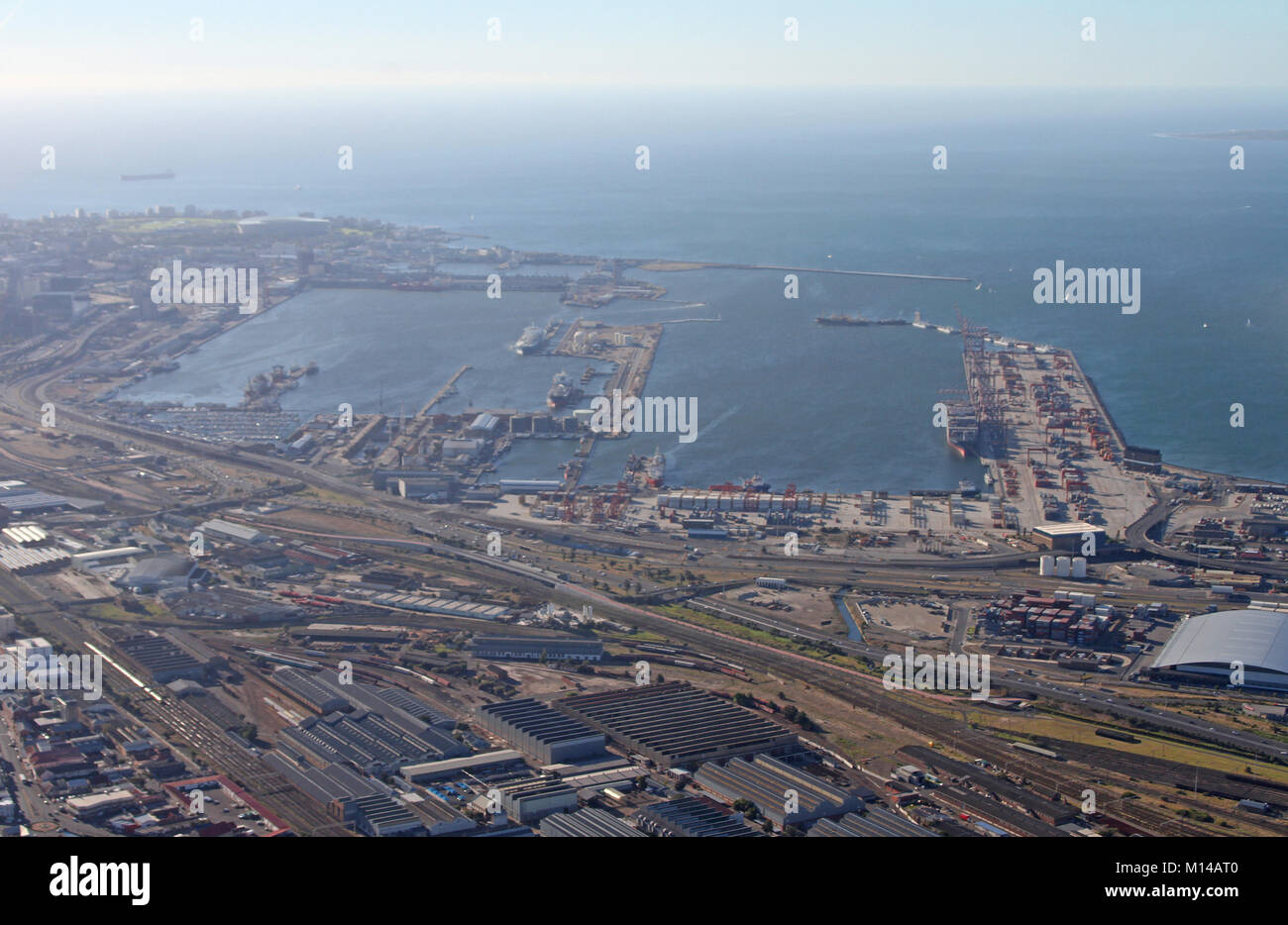 Helikopter-Blick auf Kapstadt Hafen blicken in Richtung Stadion, Western Cape, Südafrika. Stockfoto