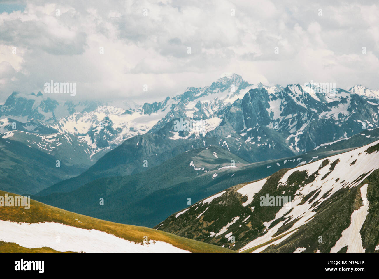 Berg Landschaft Luftaufnahme schneebedeckten Gipfeln und Wolken Reisen wilde Natur Landschaft Stockfoto