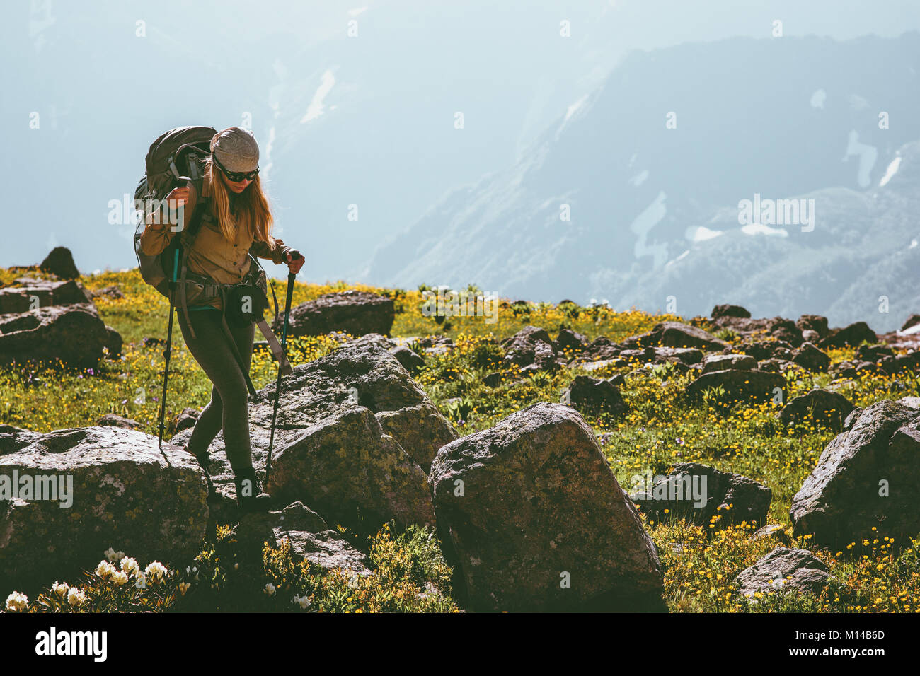 Aktive Ferien in den Bergen Frau wandern mit Rucksack Adventure Travel Lifestyle Konzept outdoor Bergsteigen Sport Stockfoto