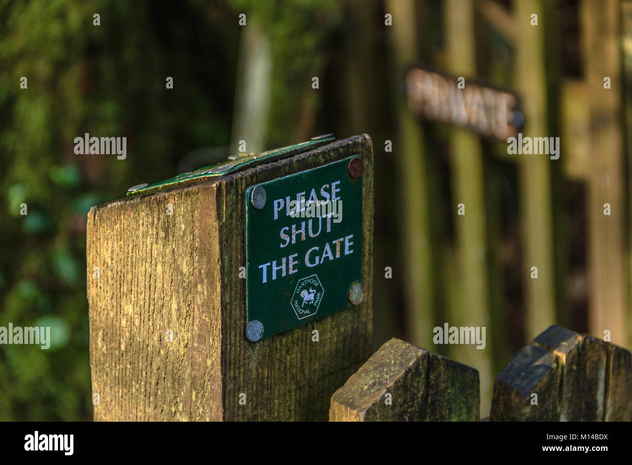 Bitte schließen Sie das Tor auf einem Tor post im Nationalpark Dartmoor, Devon, Ponys und Vieh verlassen den Nationalpark zu stoppen. 2018. Stockfoto