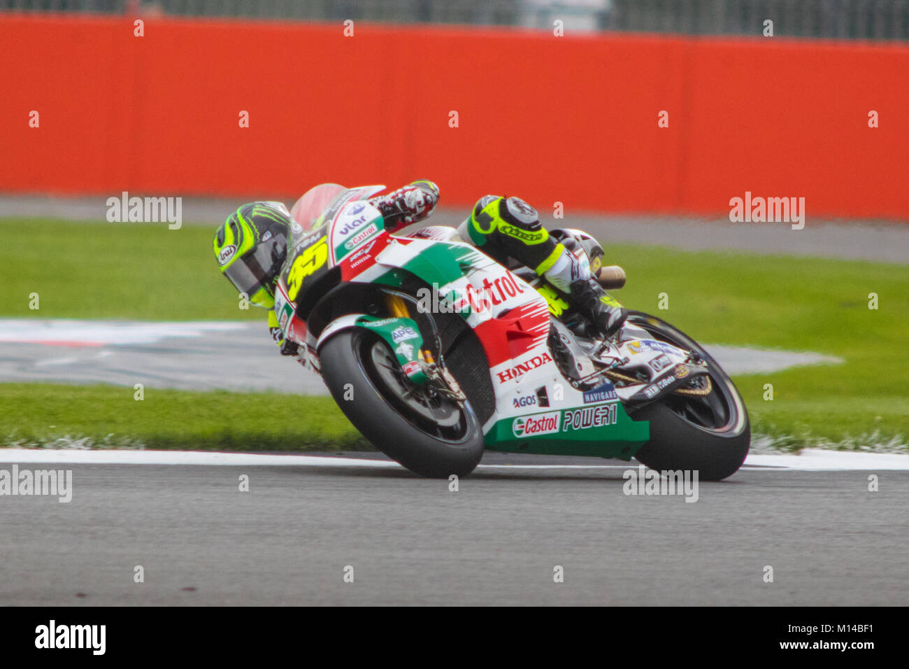 Cal Crutchlow auf einem fliegenden Runde im Zeittraining für Octo Britischen Grand Prix 2017 Stockfoto