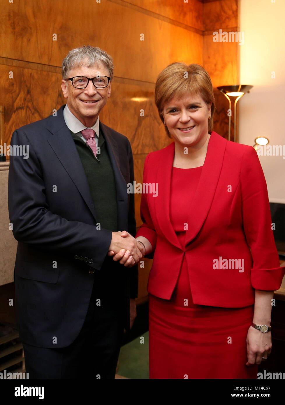 Bill Gates ist von erster Minister Nicola Sturgeon während einer meetingat St Andrew's House, Edinburgh, begrüßt eine Präsentation über die Arbeit, die als Teil des NHS Global Citizenship Programm durchgeführt wird, zu hören. Stockfoto