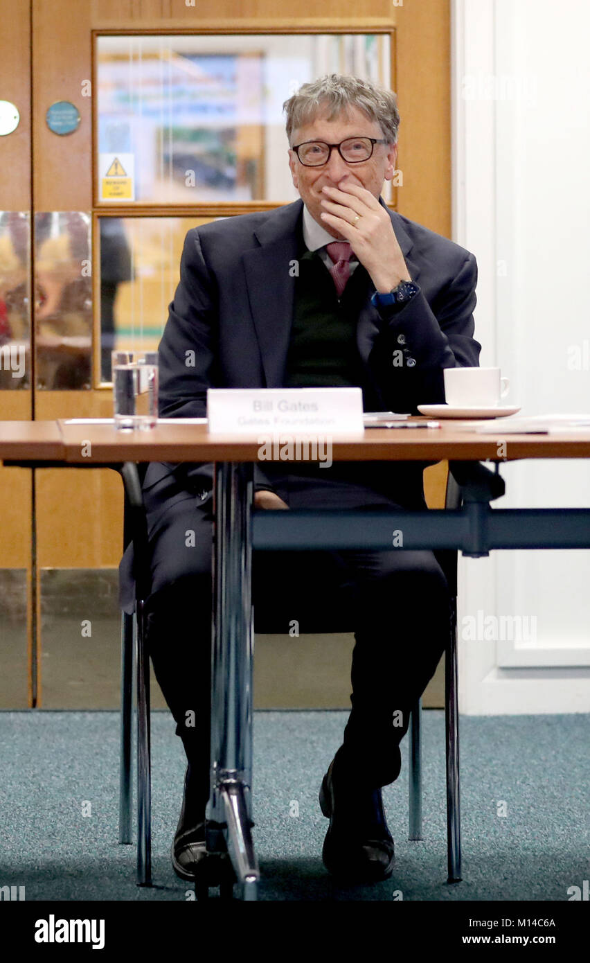 Bill Gates bei einem Treffen mit dem Ersten Minister Nicola Sturgeon in St. Andrew's House, Edinburgh, eine Präsentation zu hören auf Arbeit als Teil des NHS Global Citizenship Programm durchgeführt werden. Stockfoto