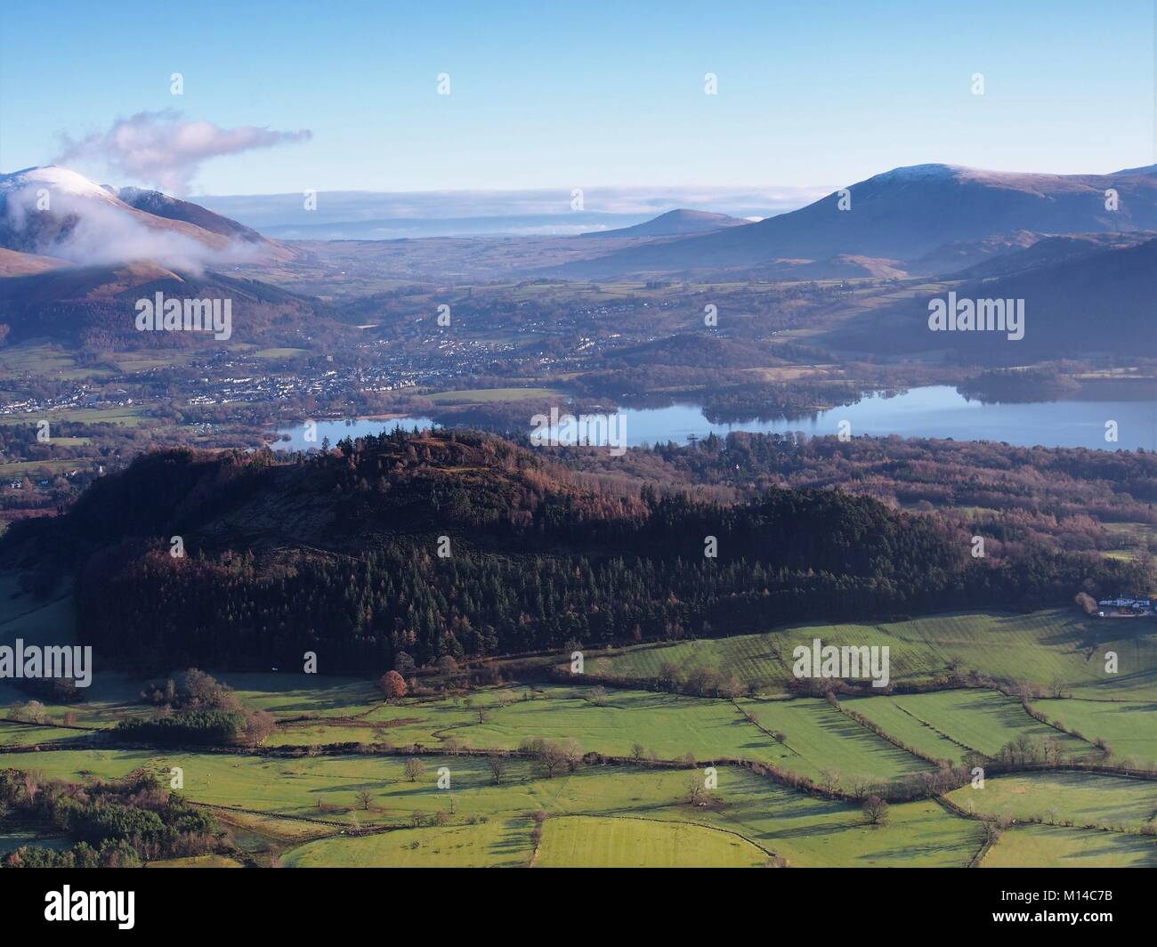 Keswick und Derwentwater, mit den Pennines am Horizont, von Barrow Gipfel, Nationalpark Lake District, Cumbria, Vereinigtes Königreich Stockfoto