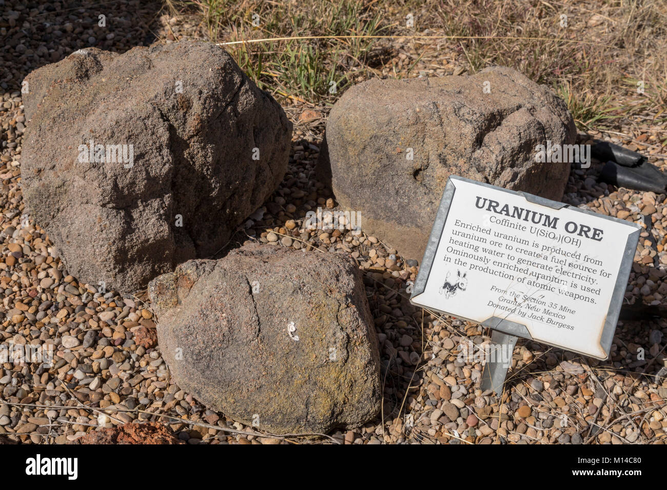 Fort Davis, Texas - uranium Erz in die Chihuahuan Wste Bergbau Erbe Ausstellung in der chihuahuan Desert Research Institute. Das Erz kommt von einer min. Stockfoto