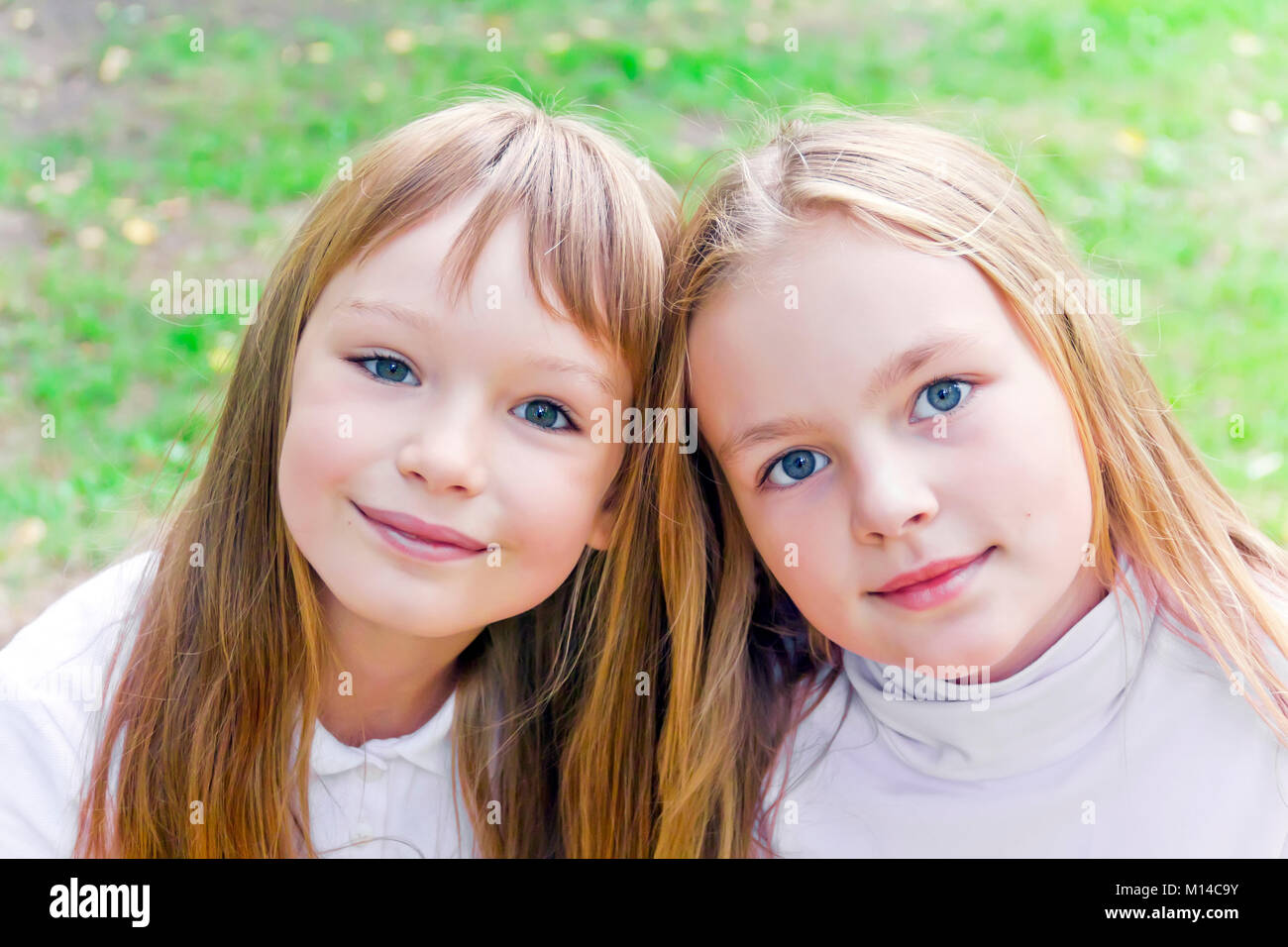 Foto von zwei süßen Mädels mit langen Haaren Stockfoto