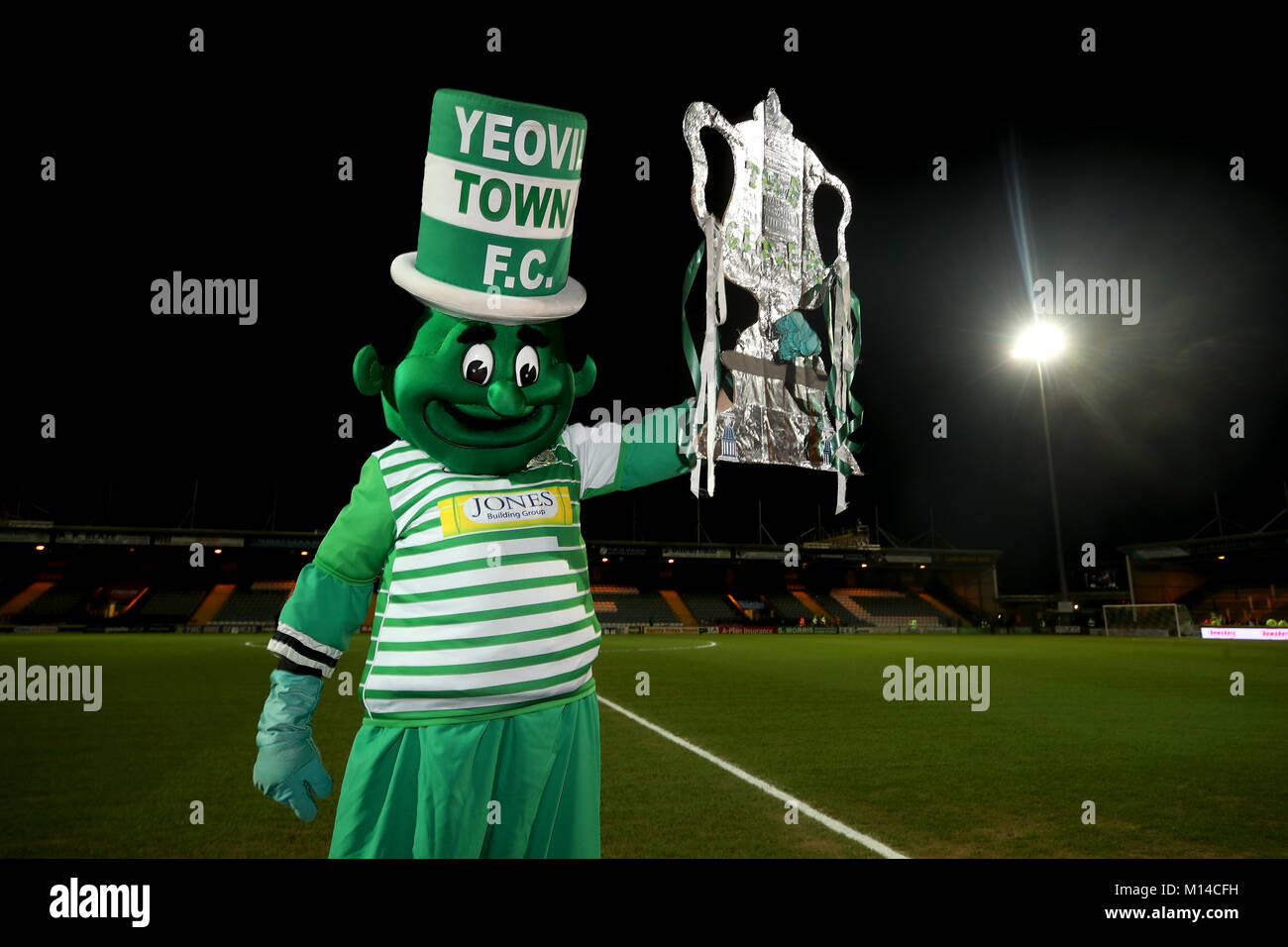 Yeovil Town das Maskottchen der Jolly Green Giant auf dem Platz vor dem Emirates FA Cup, vierte Runde bei Huish Park, Yeovil. Stockfoto