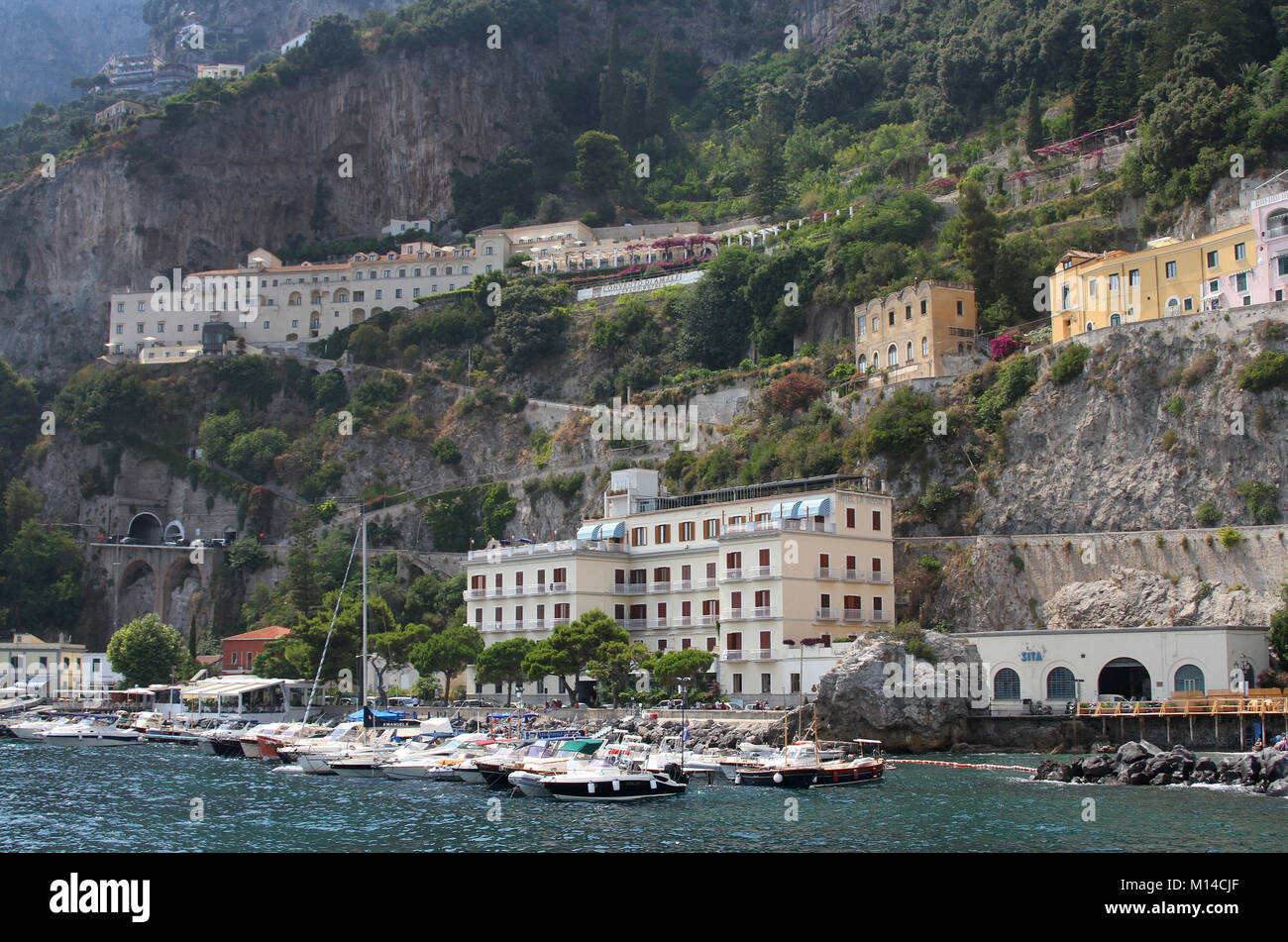 Gebäude und Hafen an der Küste der Stadt Amalfi, Italien. Stockfoto