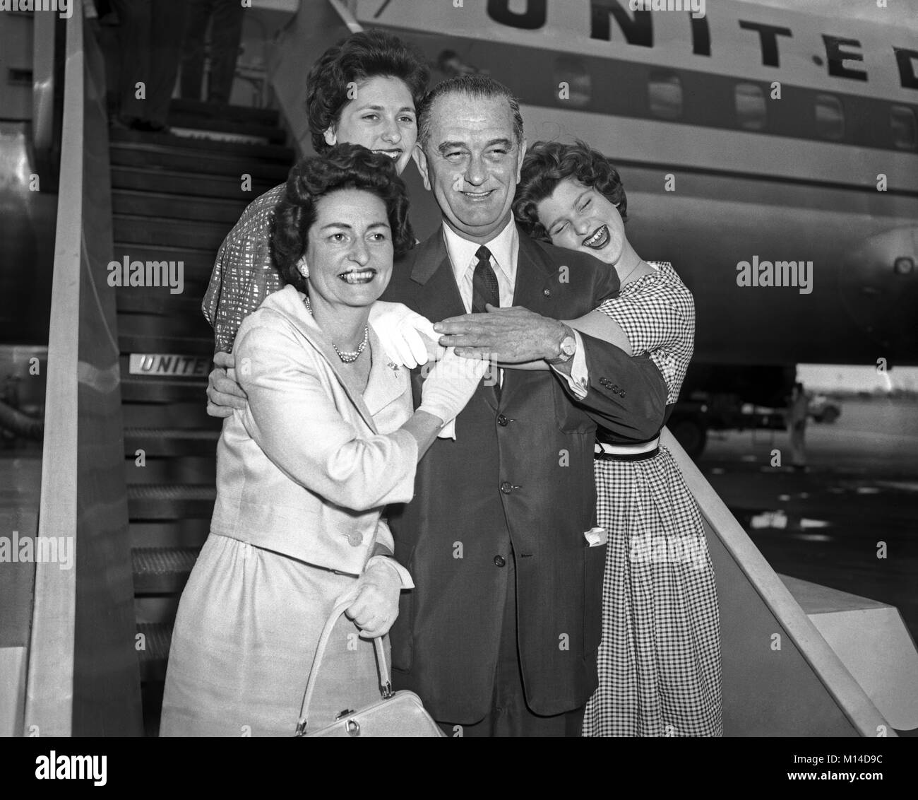 Senator Lyndon B. Johnson, mit Frau Claudia und Töchter, Lynda und Luci am Chicago O'Hare Airport. Juli 7, 1960. Stockfoto