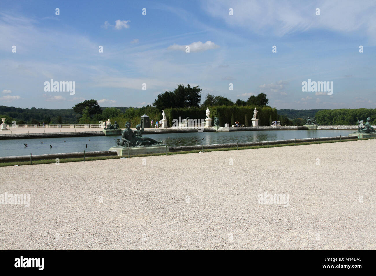 Blick auf Pool mit den umliegenden Statuen in Versailles Palace Gardens, Ile de France, Frankreich. Stockfoto